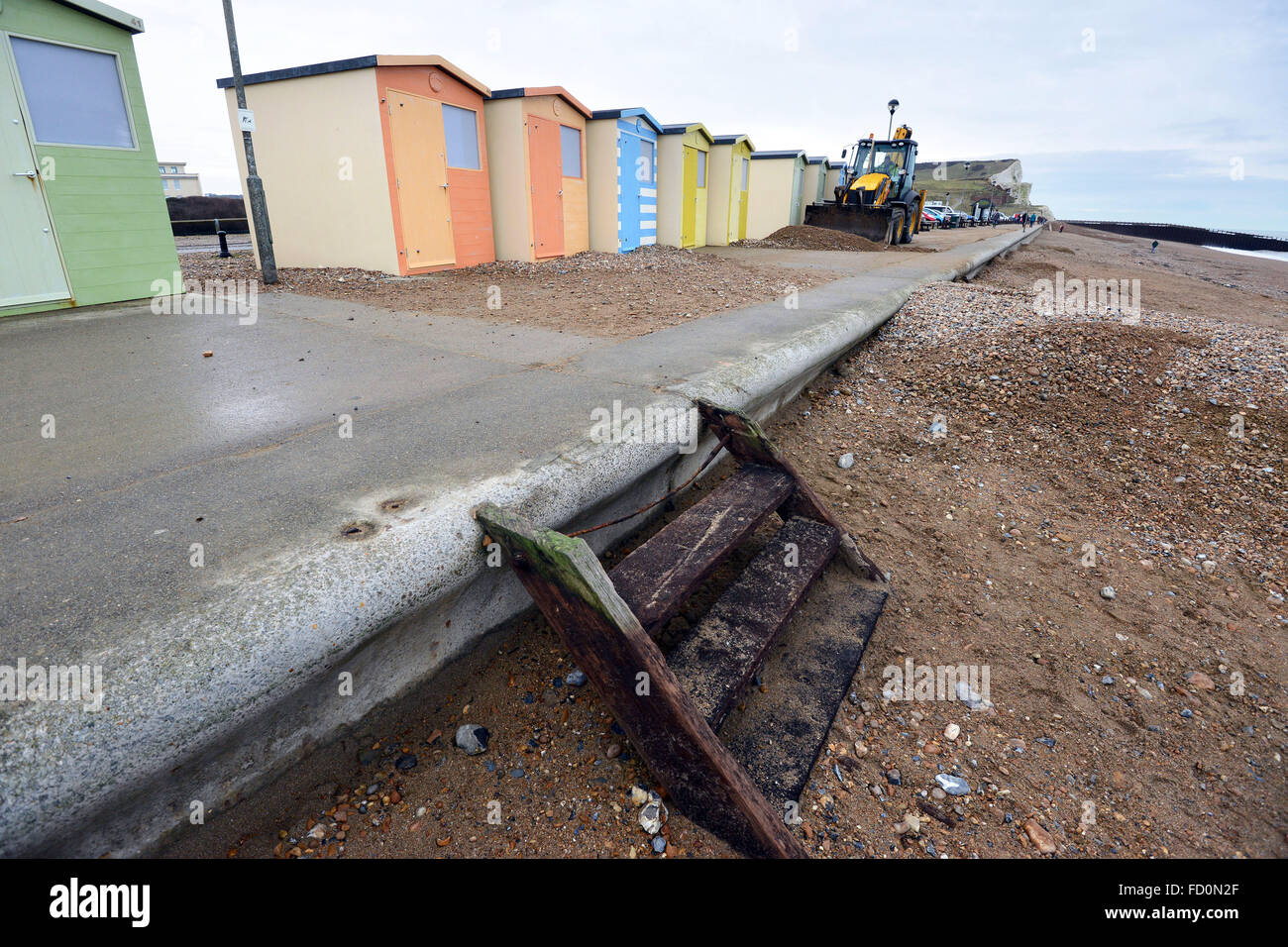 Seaford beach, East Sussex, Regno Unito. mostra severe erosione costiera dopo le tempeste invernali Foto Stock