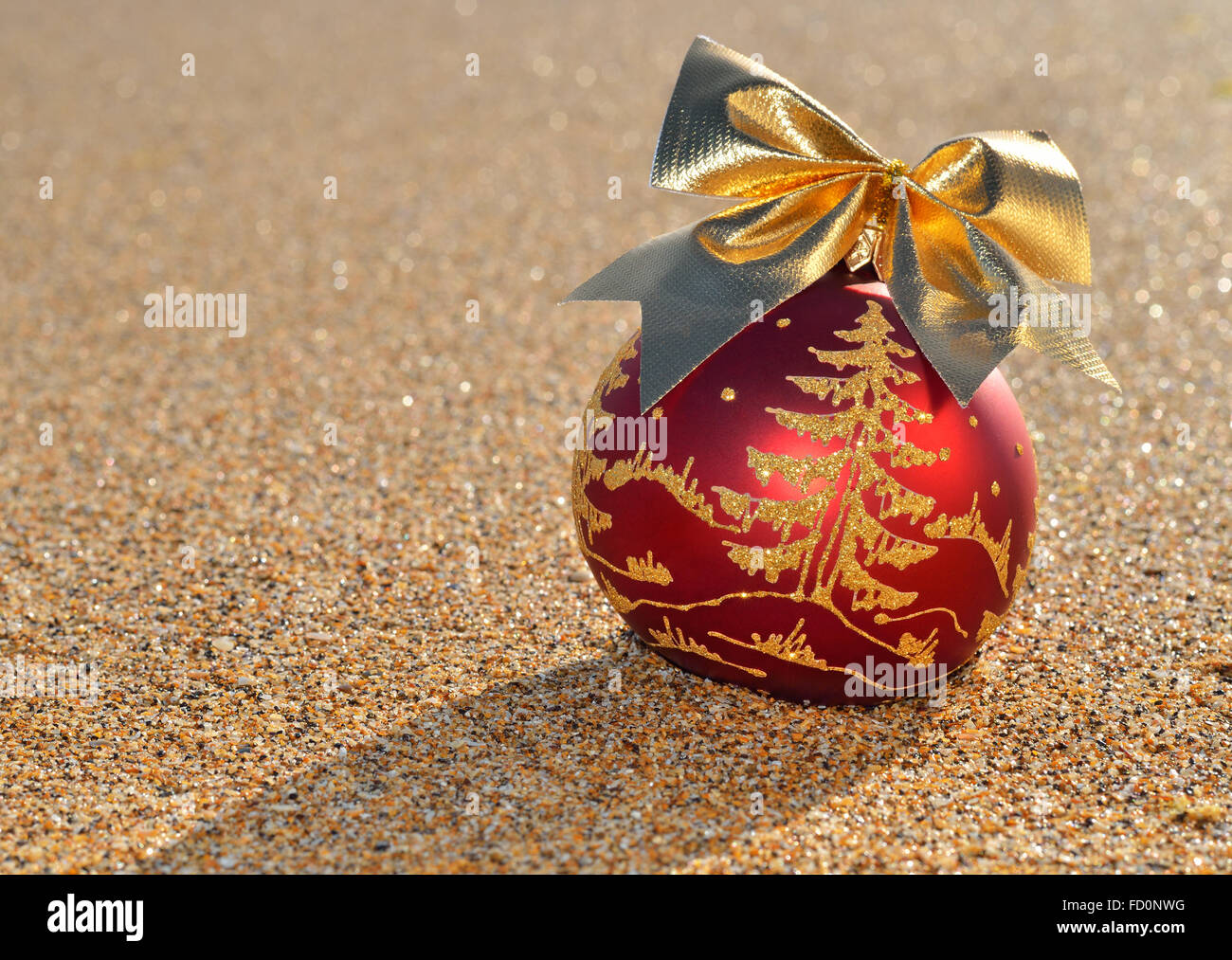 Decorazione di Natale sulla spiaggia di sabbia Foto Stock