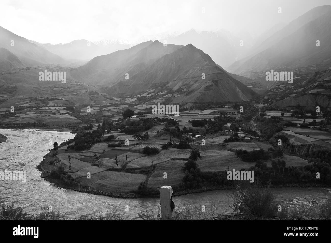 Villaggio afgano visto dal lato tagiko in Pamir. Foto Stock