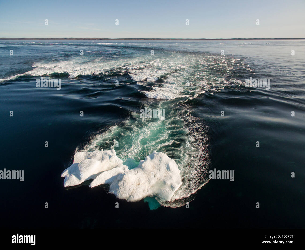 Canada, Nunavut Territorio, Ukkusiksalik National Park, vista aerea di iceberg di fusione a terra in poco profonda rip tide nella baia di puntata Foto Stock