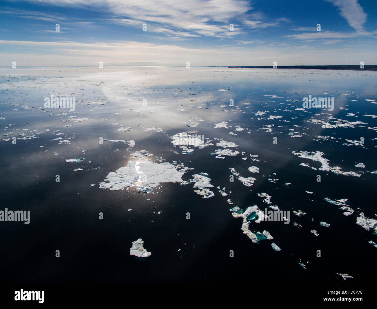 Canada, Nunavut Territorio, Ukkusiksalik National Park, veduta aerea della fusione del ghiaccio marino vicino a galleggiante bocca di scommettere sulla baia di estate Foto Stock