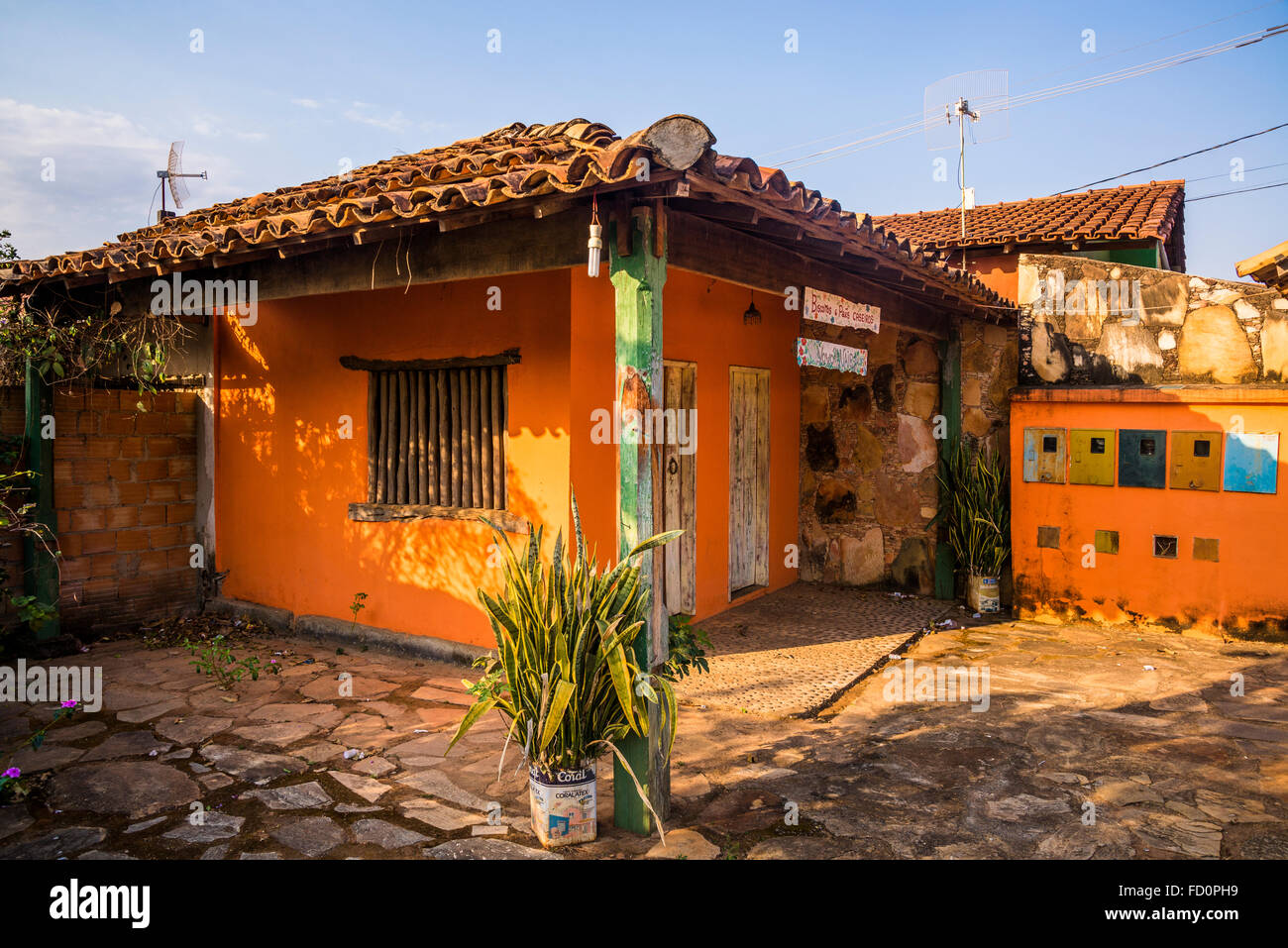 Casa arancione in un villaggio in Serra do Cipó Regione Minas Gerais, Brasile Foto Stock