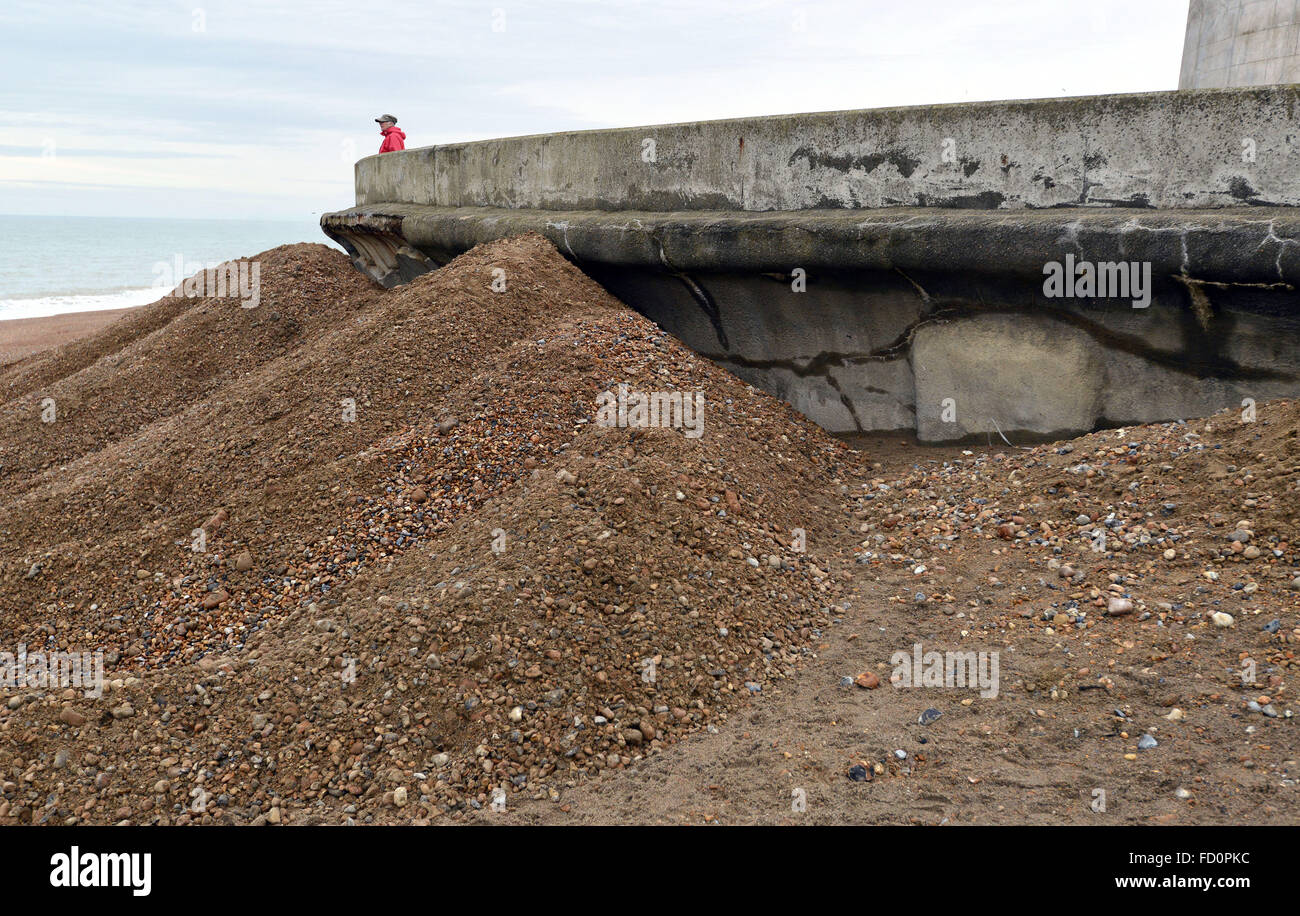 Seaford beach, East Sussex, Regno Unito. mostra severe erosione costiera dopo le tempeste invernali Foto Stock