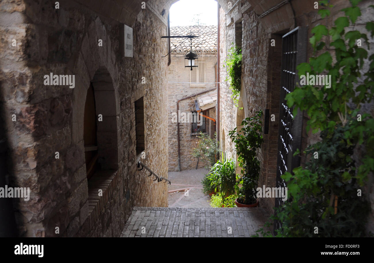 Un caratteristico vicolo in Assisi. Foto Stock