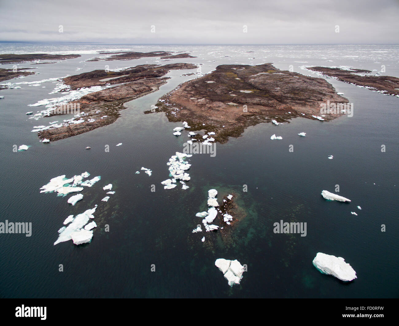 Canada, Nunavut Territorio, Repulse Bay, vista aerea di iceberg di messa a terra in porto isole sulla Baia di Hudson in mattinata nebbiosa Foto Stock