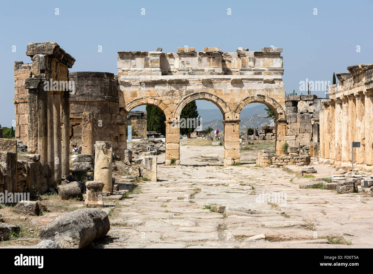 Arco di Dominitian dal gate di Frontino Street nella necropoli di Hierapolis, Pamukkale. Foto Stock