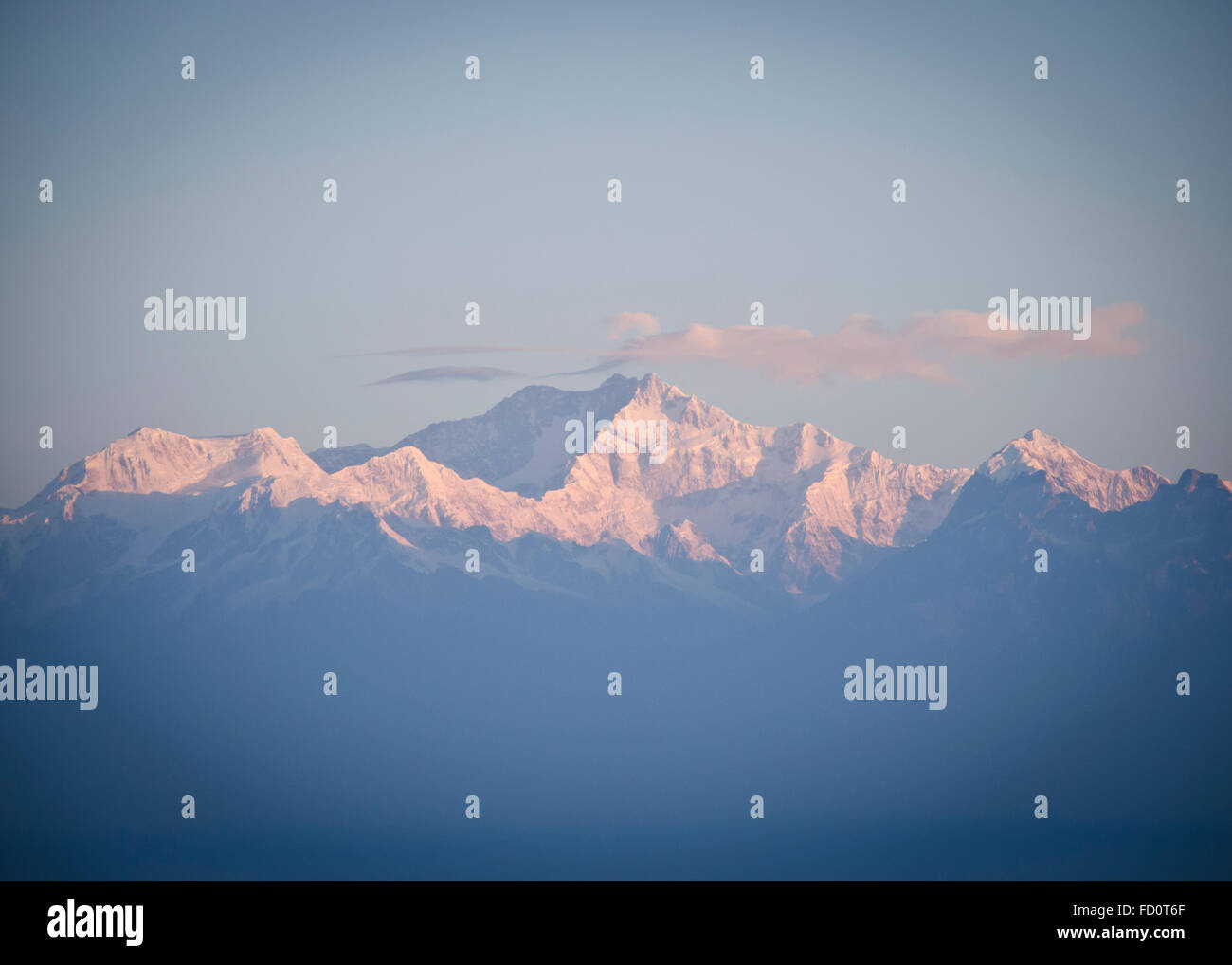 Il monte Everest e Kangchenjunga alba dalla collina della tigre, Darjeeling, India Foto Stock