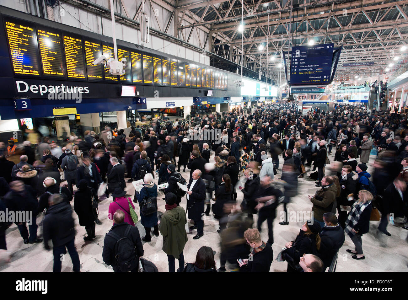 London, Regno Unito - 20 Gennaio 2016: vista interna della stazione di Waterloo, dal 1848, central London terminus ferroviario, ferrovia più trafficato ter Foto Stock