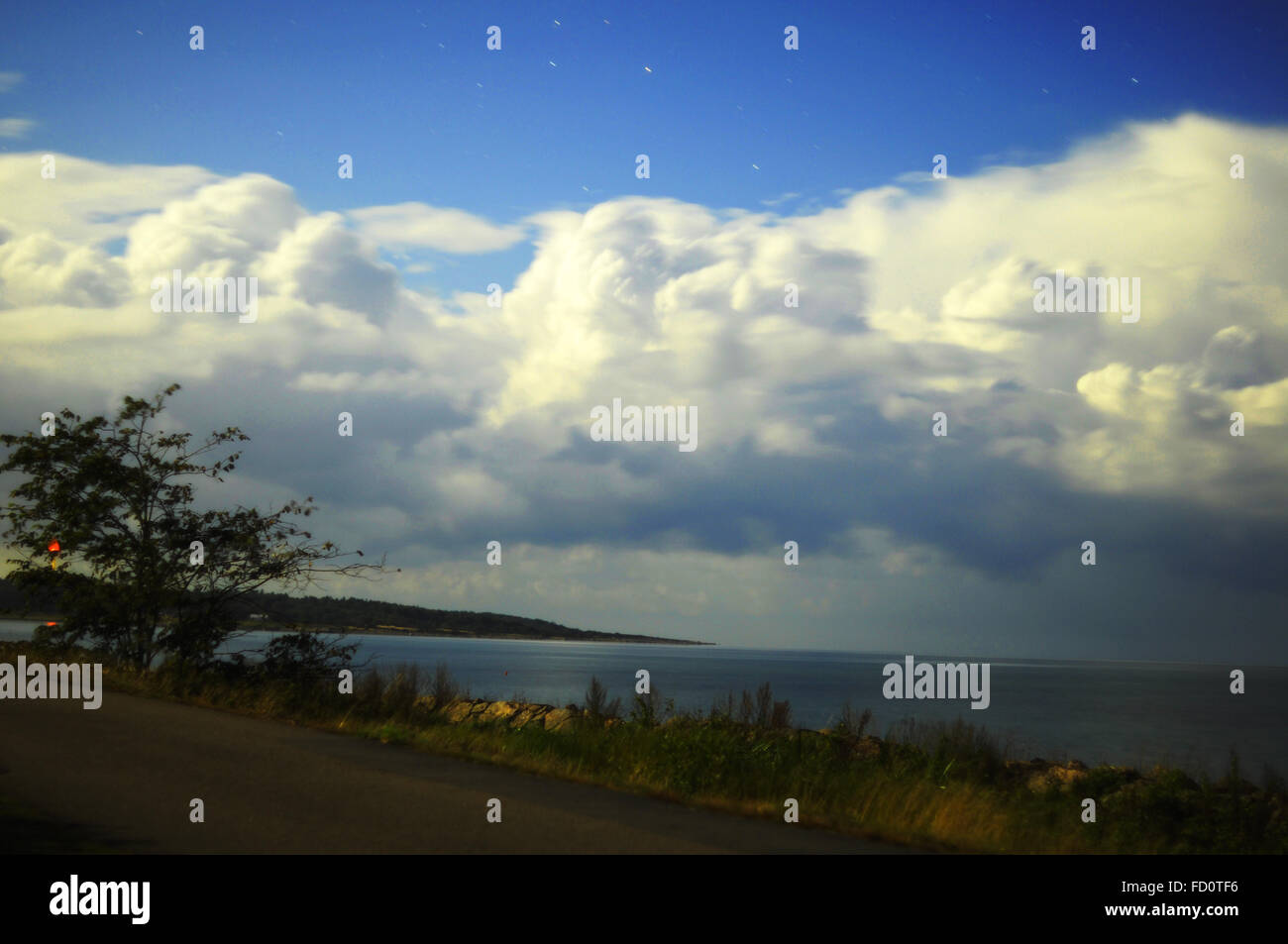 Cielo notturno in Svezia dal mare, nuvole fotografati con una lunga esposizione. Foto Stock