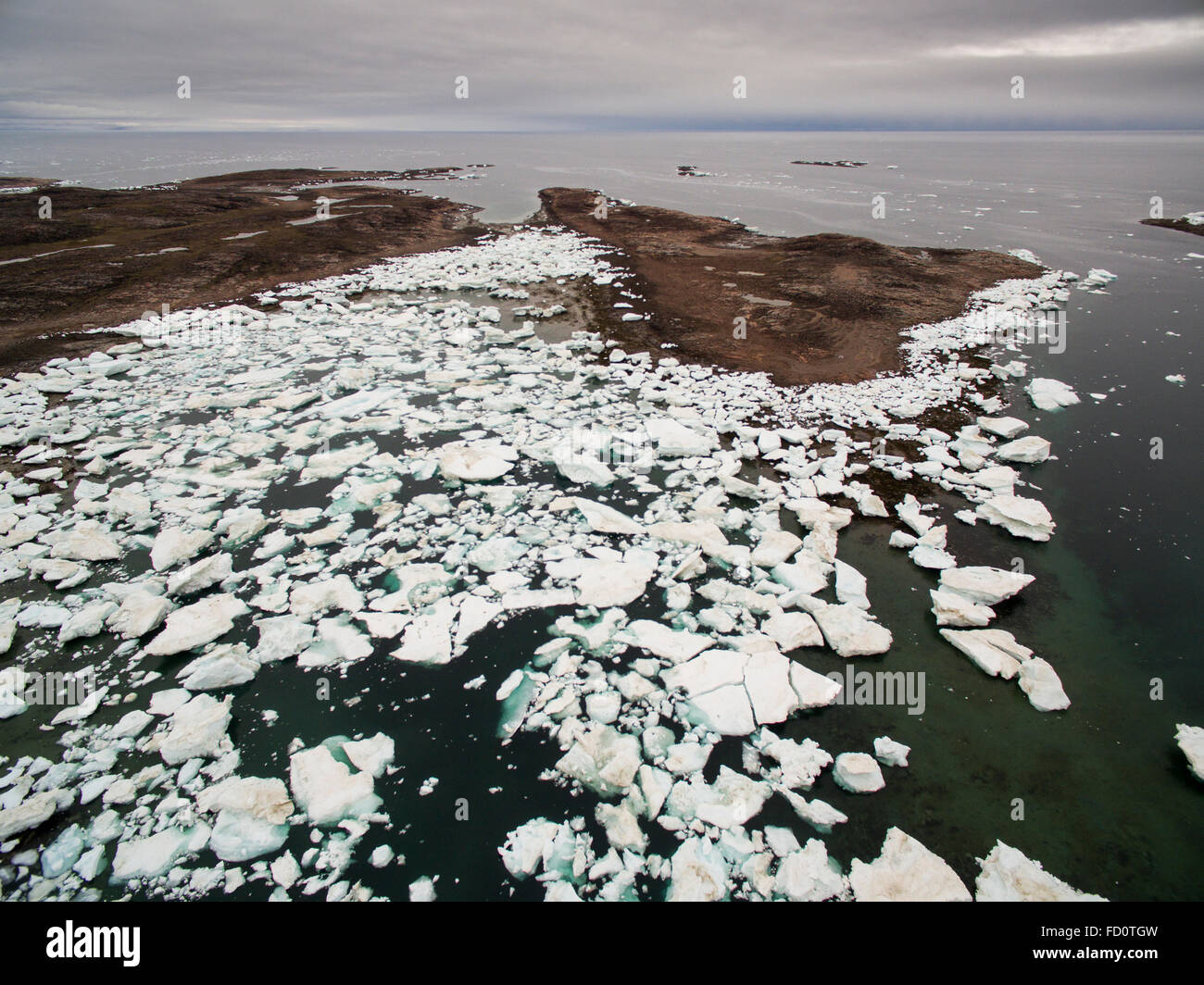 Canada, Nunavut Territorio, Repulse Bay, vista aerea di iceberg di messa a terra in porto isole sulla Baia di Hudson in mattinata estiva Foto Stock