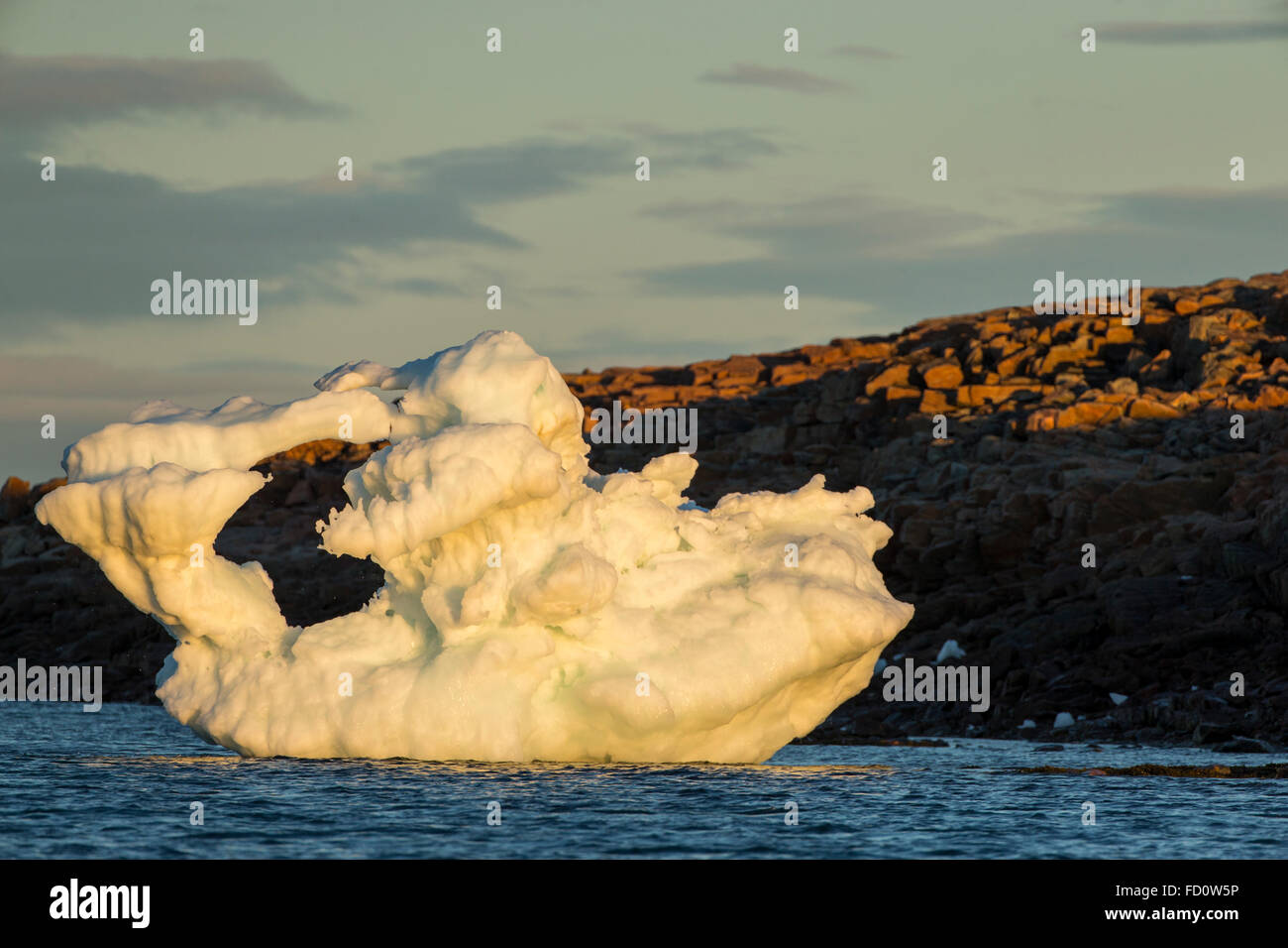 Canada, Nunavut Territorio, Repulse Bay, impostazione del sole di mezzanotte con messa a terra luci di iceberg in porto isole sulla Baia di Hudson in estate Foto Stock
