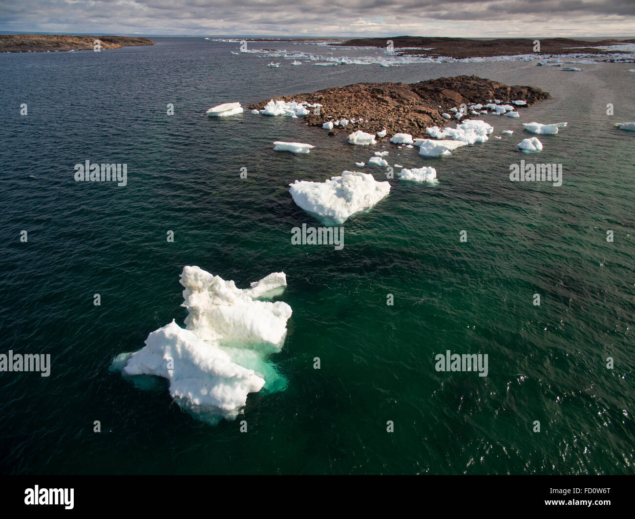 Canada, Nunavut Territorio, Repulse Bay, vista aerea iceberg di fusione tra isole di Porto sulla Baia di Hudson sul pomeriggio estivo Foto Stock