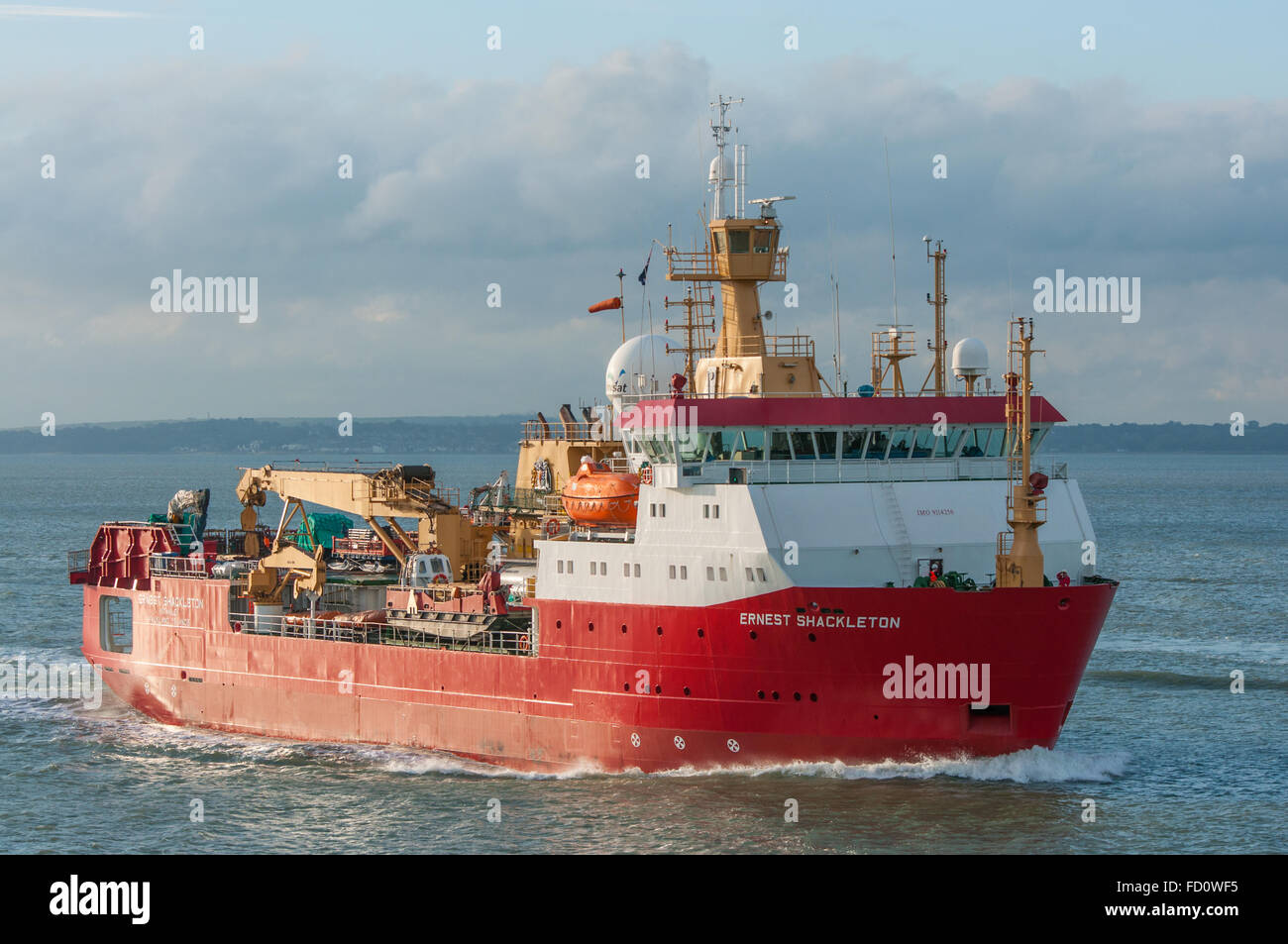 Il British Antarctic Survey la ricerca nave RRS Ernest Shackleton arrivando a Portsmouth, nel Regno Unito il 5 novembre 2013. Foto Stock