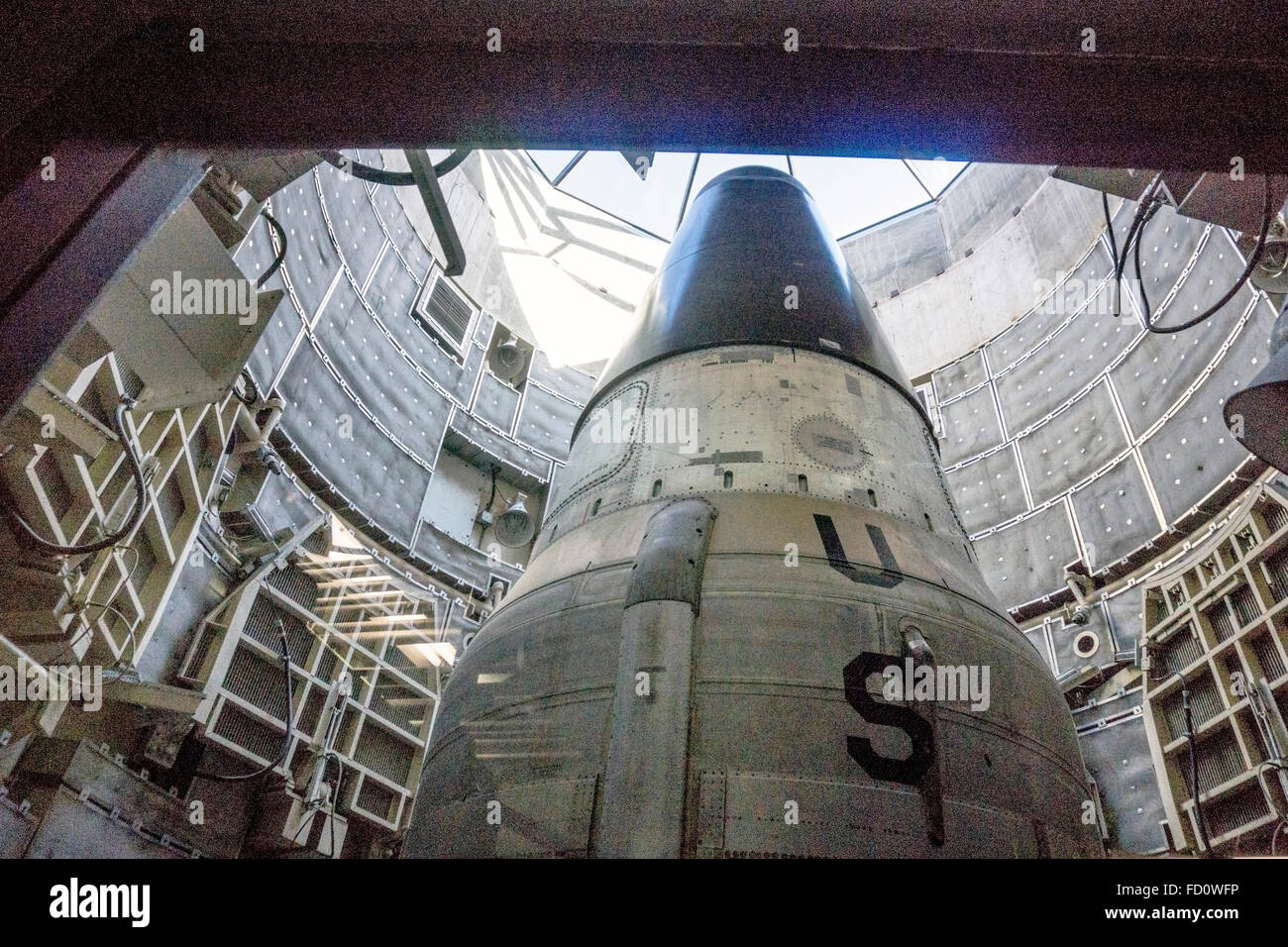 Vista minacciosa attraverso la finestra che mostra ogiva di disabili Titan II missile in posizione di lancio in doppia parete silo cilindrico Foto Stock