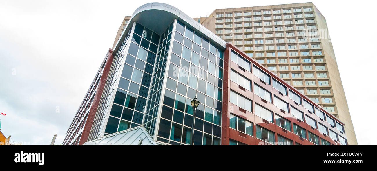 Edificio moderno design. Angolo alto viste di contrasti, colore, pannelli e vetro. Foto Stock