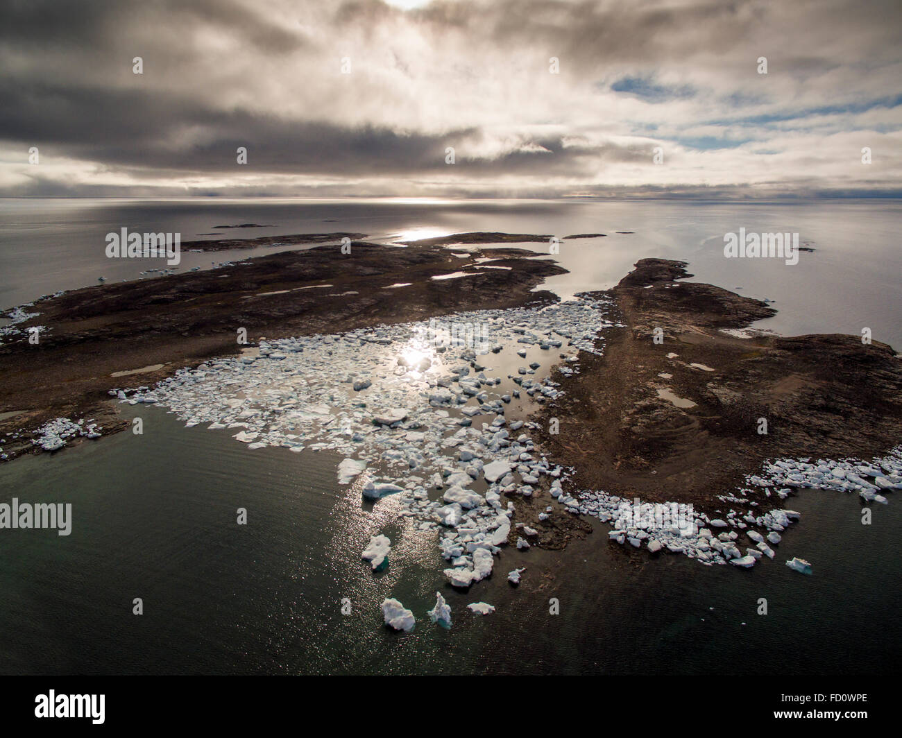 Canada, Nunavut Territorio, Repulse Bay, vista aerea di iceberg a massa su Harbor Islands su mattinata estiva Foto Stock