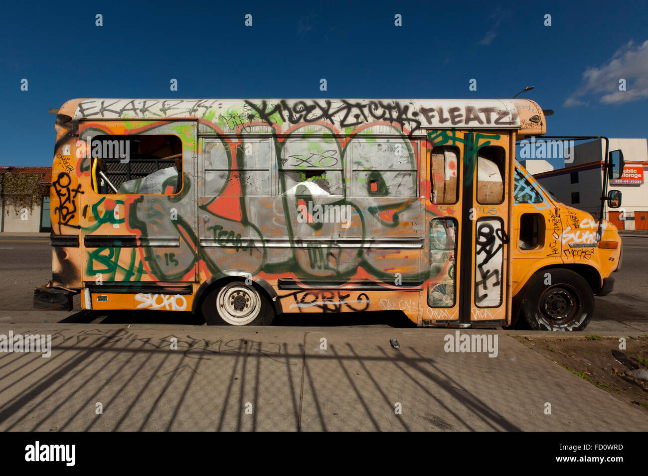 Dipinto Scuola bus, sembra essere usata come una casa, a sud di Los Angeles in California Foto Stock