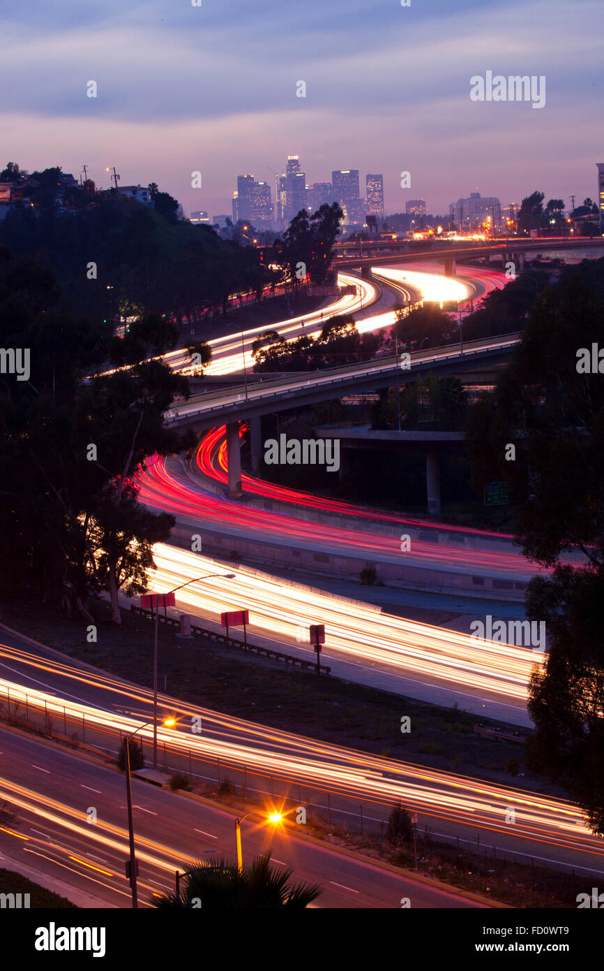 Il 10 e 710 Interscambio superstrada visto da una vista aerea e in lontananza il Los Angeles skyline. Los Angeles, Californi Foto Stock