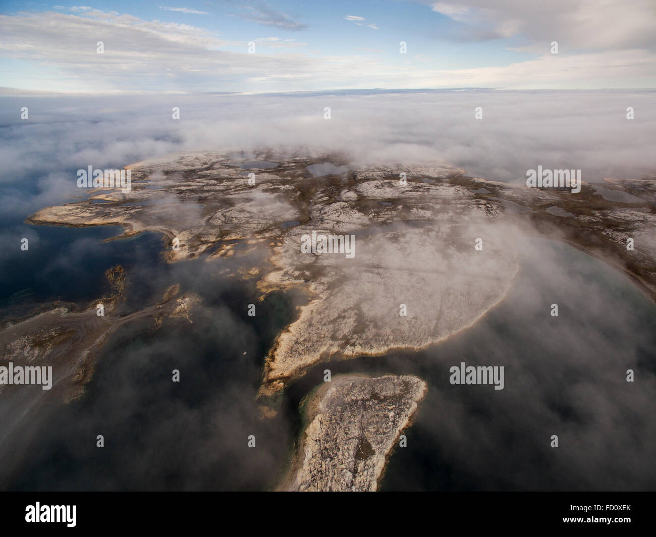 Canada, Nunavut Territorio, Rankin Inlet, vista aerea di nebbia coperto di Isola di marmo lungo la riva occidentale della Baia di Hudson Foto Stock