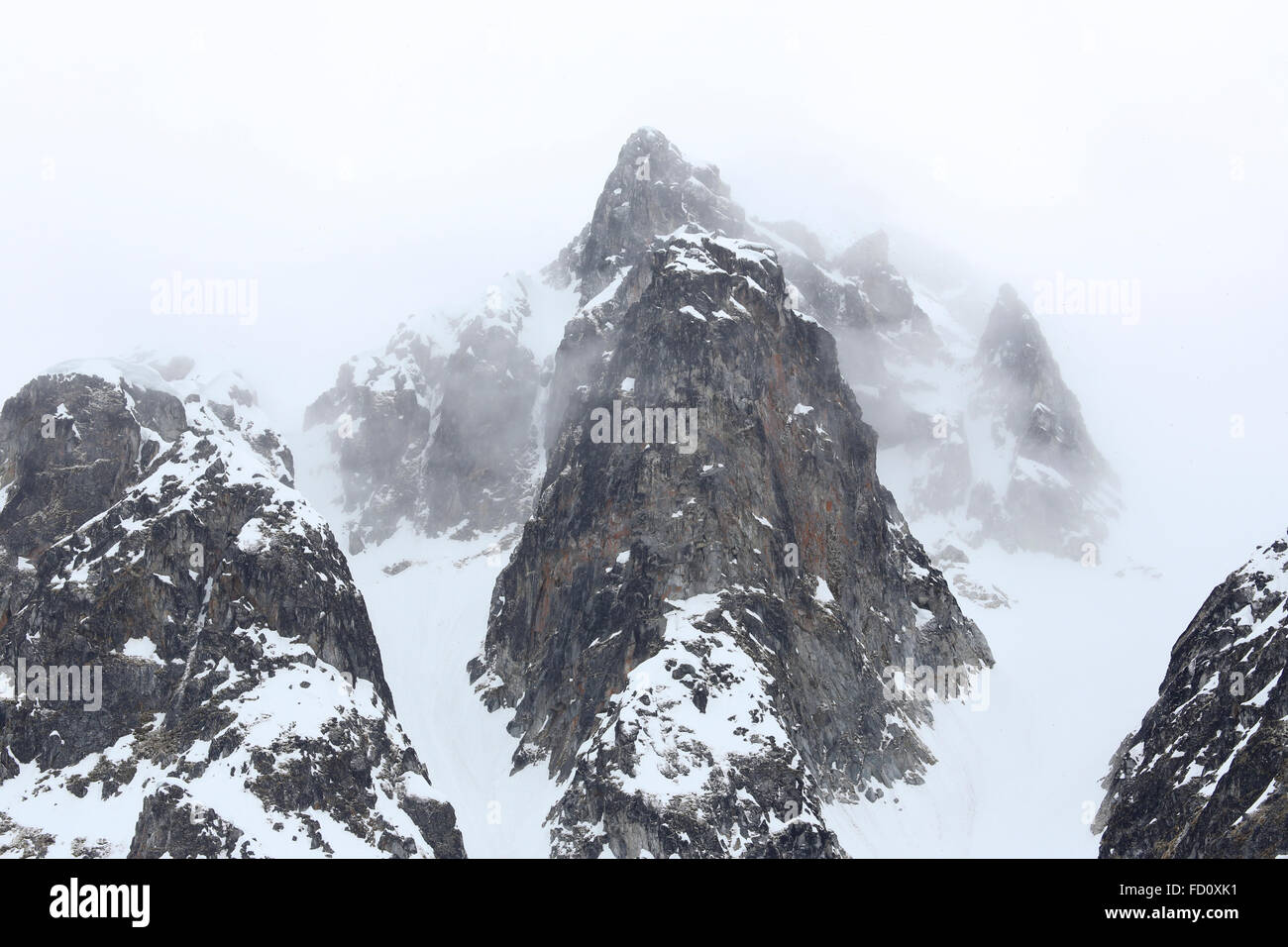 Spitsbergen, Svalbard, Magdalenefjord, Close up coperto di neve e picchi di montagna. Foto Stock