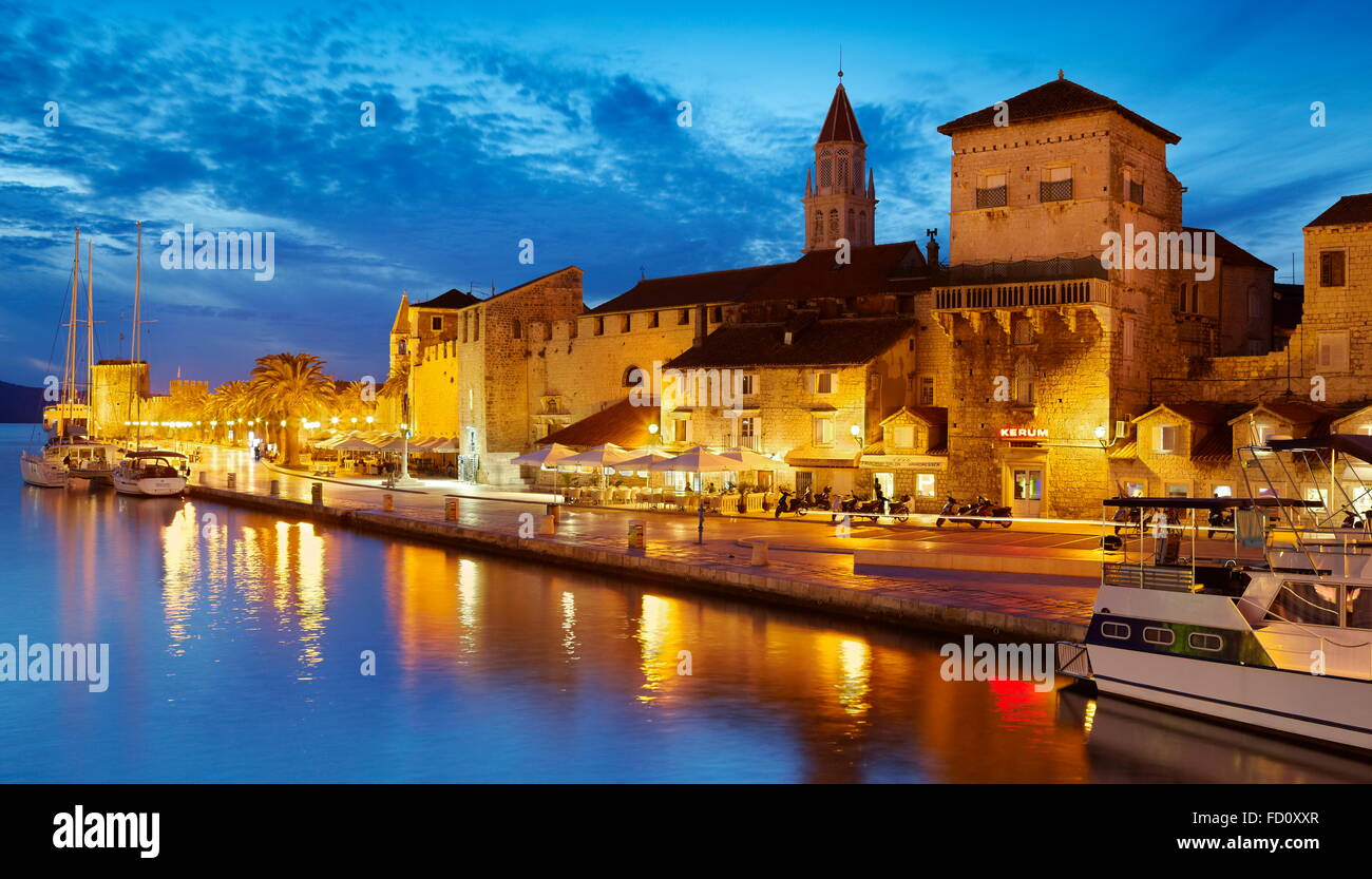 Trogir, lungomare porto nella Città Vecchia di Trogir, Croazia Foto Stock