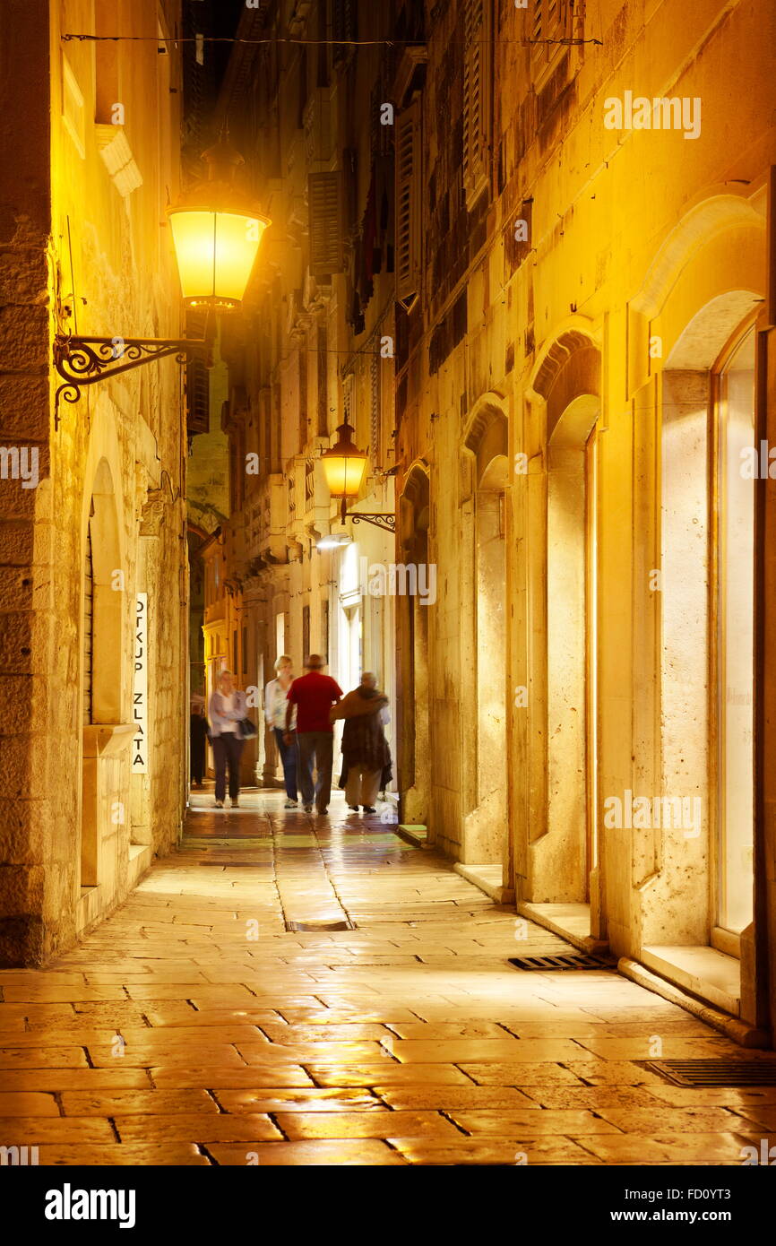 Croazia - Split di notte, Old Town Street al tempo di sera Foto Stock