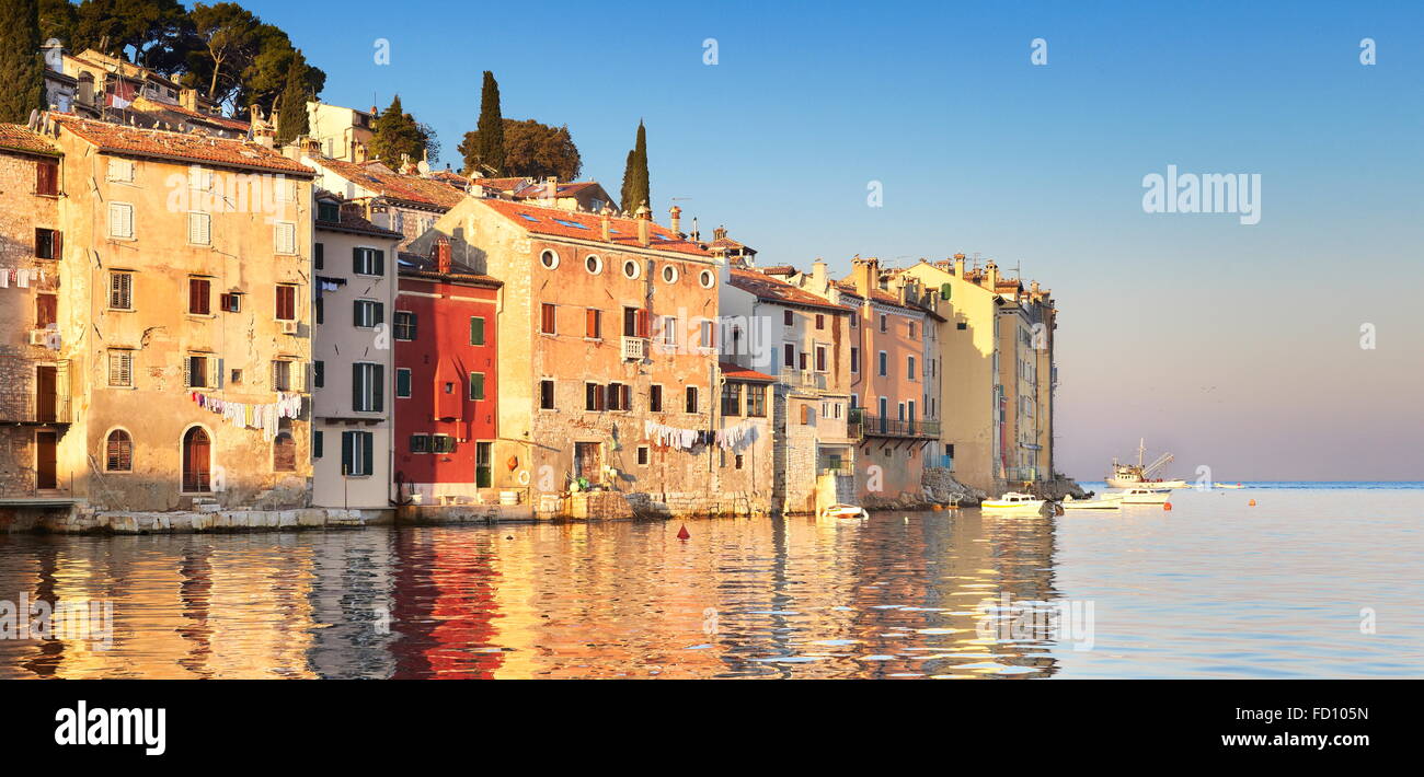 Rovigno, Istria, Croazia, Old Town city view all'orario di alba Foto Stock