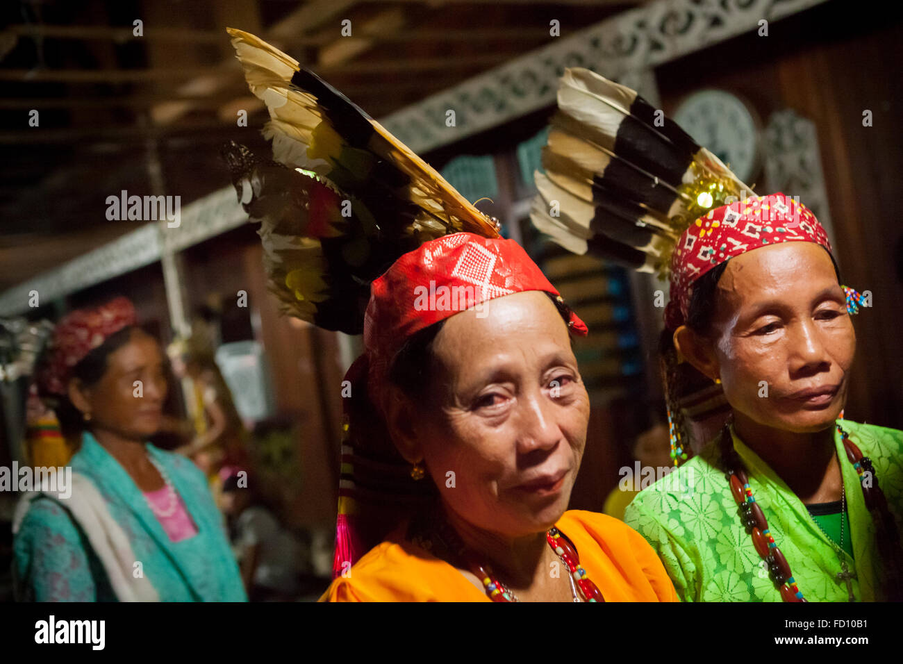 Ritratto di donne di Dayaknese del gruppo sub-etnico Taman all'interno di Bali Gundi Longhouse a Kapuas Hulu, Kalimantan occidentale, Indonesia. Foto Stock