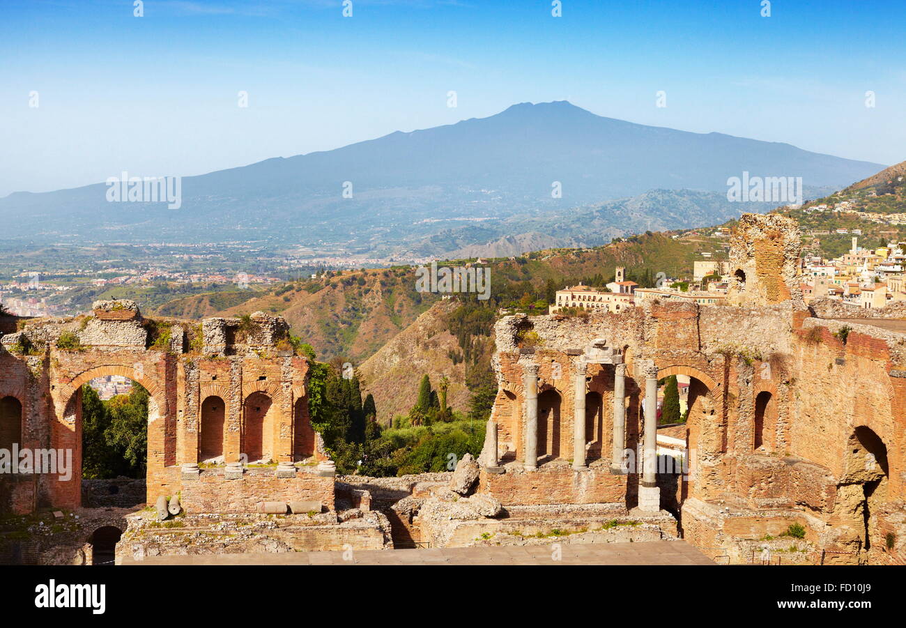 Il Teatro Greco di Taormina, Etna Vulcano a distanza, Sicilia, Italia Foto Stock