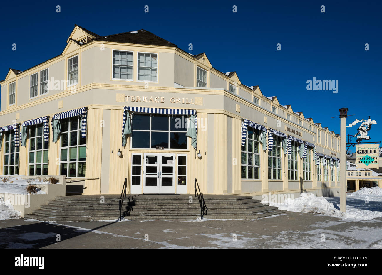 Terrazza grill ristorante del centro storico di Mammoth Hot Springs Hotel in inverno la neve. Parco Nazionale di Yellowstone, Wyoming negli Stati Uniti. Foto Stock