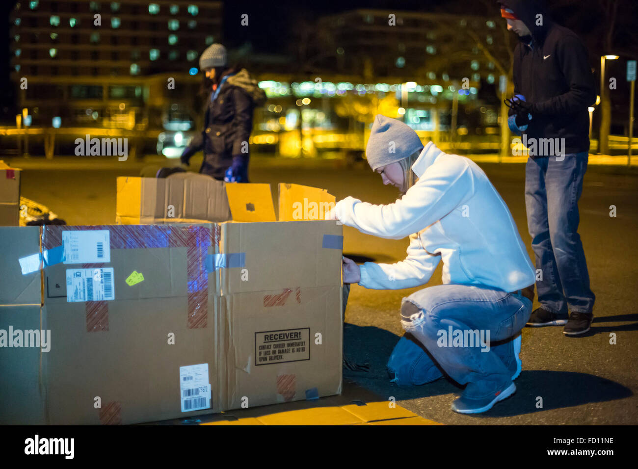 Università di Oakland studenti hanno trascorso una notte in scatole di cartone per richiamare l attenzione dei senzatetto. Foto Stock