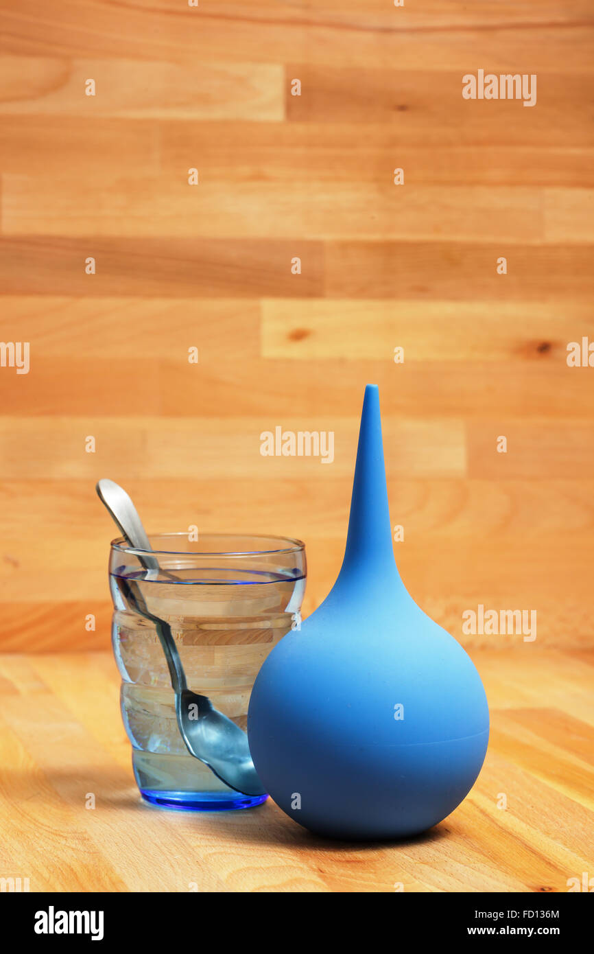 Un bicchiere di acqua e il clistere per il clean-out dello stomaco e il trattamento della stipsi Foto Stock