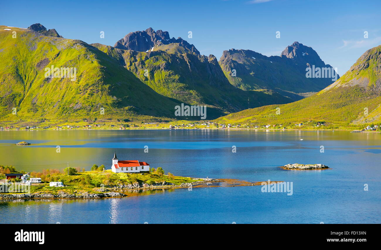 Chiesa Rossa su Austnesfjord, Isole Lofoten in Norvegia Foto Stock