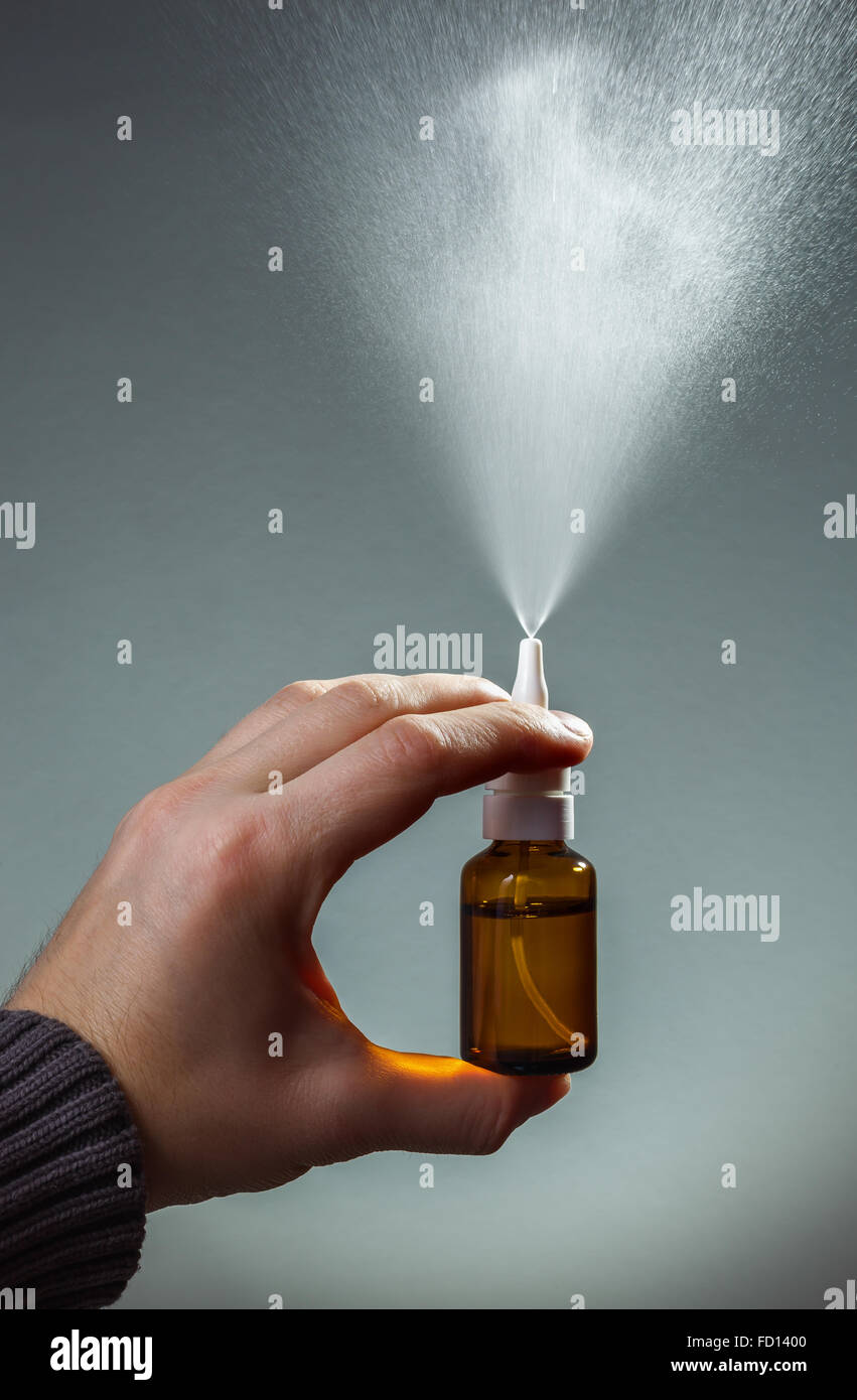 Mano d'uomo con un flacone di farmaco. Foto Stock