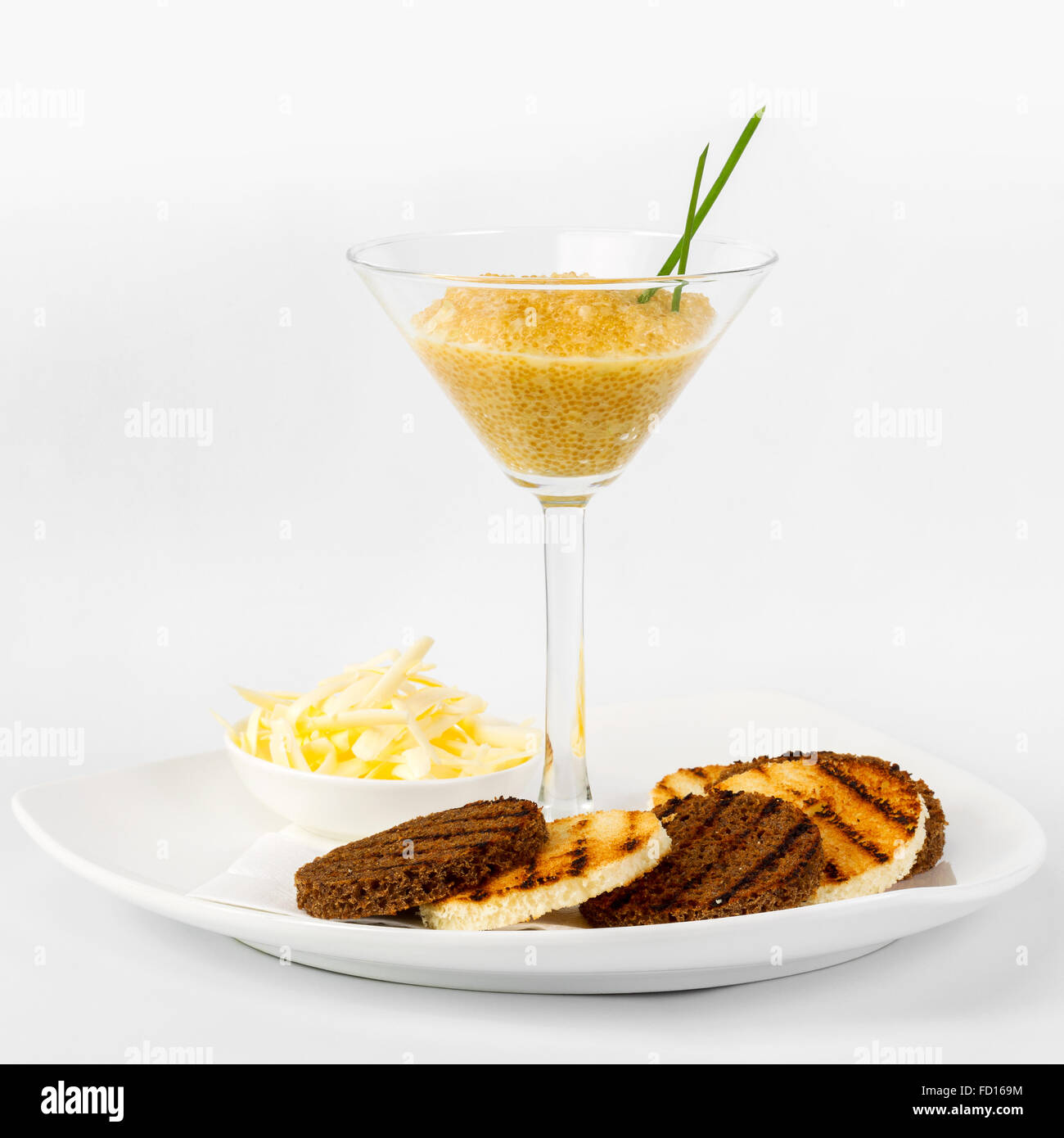 Il caviale di luccio con toast di pane tostato e burro Foto Stock