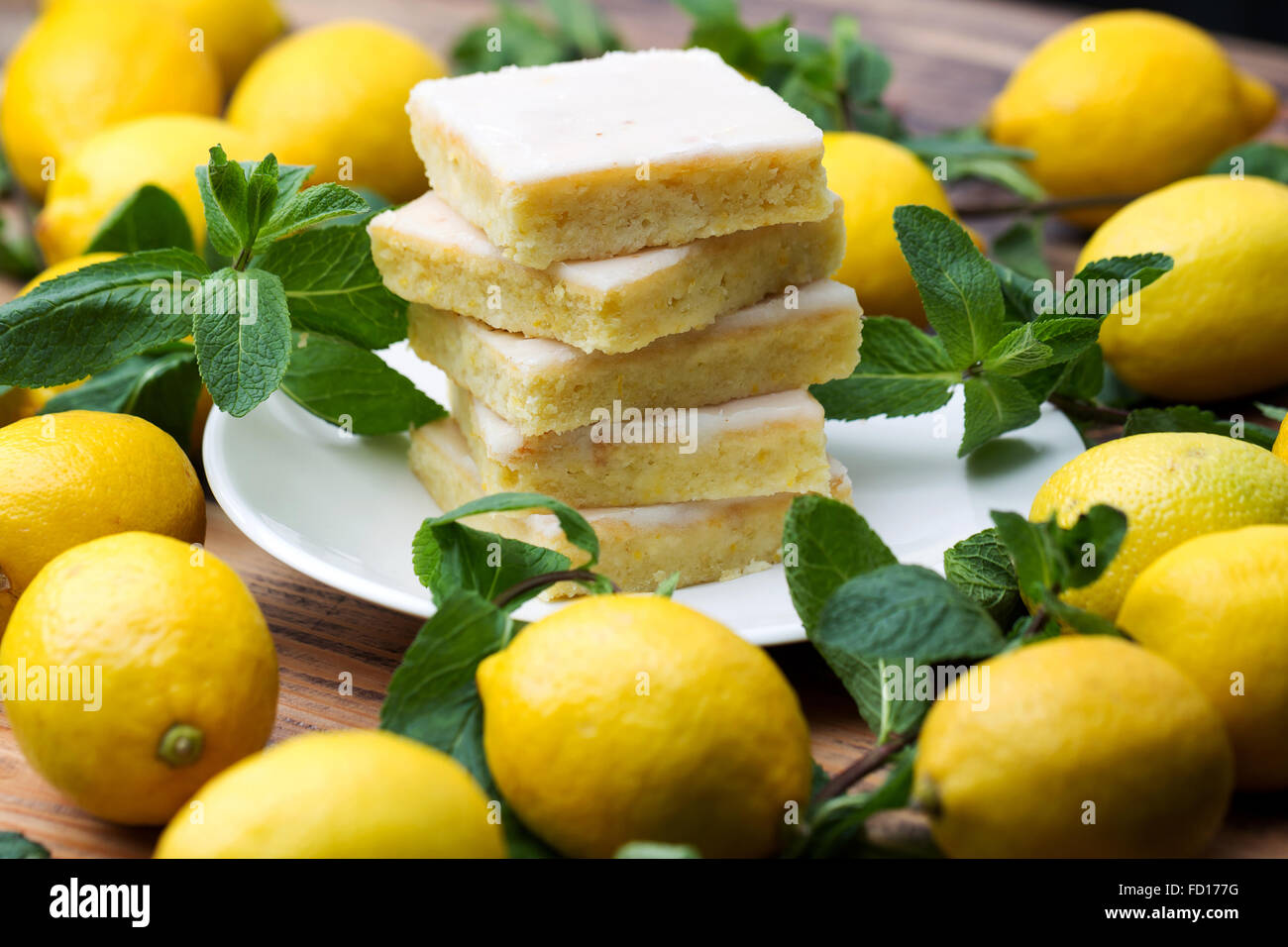 Autentica Shortcake torta, un sacco di freschi limoni giallo e menta. Mattina illuminazione atmosferica di moda spot alla moda soft focus Foto Stock