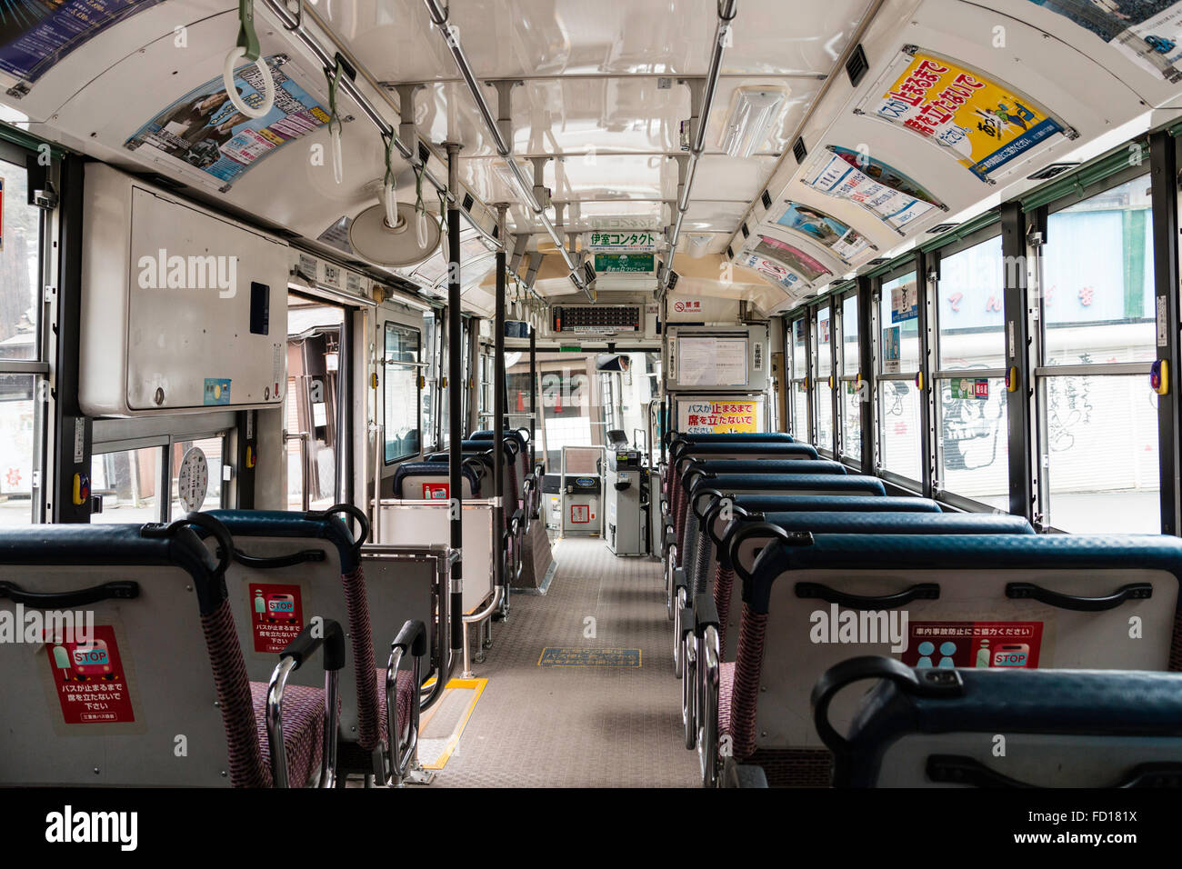Giappone, Akame. I mezzi di trasporto pubblico, autobus dalla stazione di cascate. Interni dal retro del bus cerchi attraverso sedi vuote alla cabina del conducente anteriore. Foto Stock