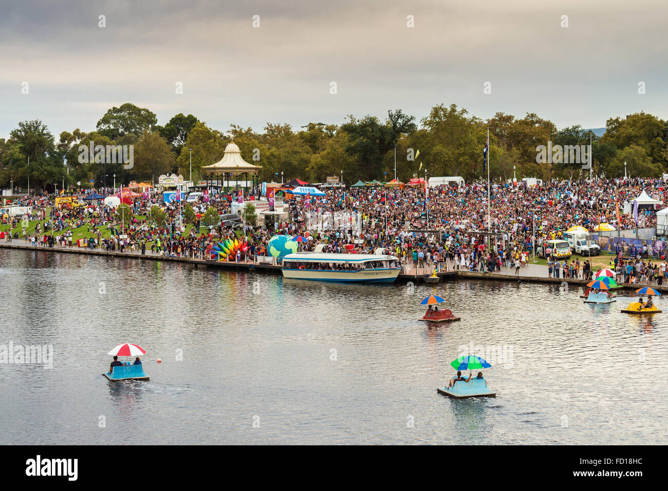 Adelaide, Australia - 26 Gennaio 2016: Australia Day celebrazione in Elder Park con un sacco di persone di diverse nazionalità. Foto Stock