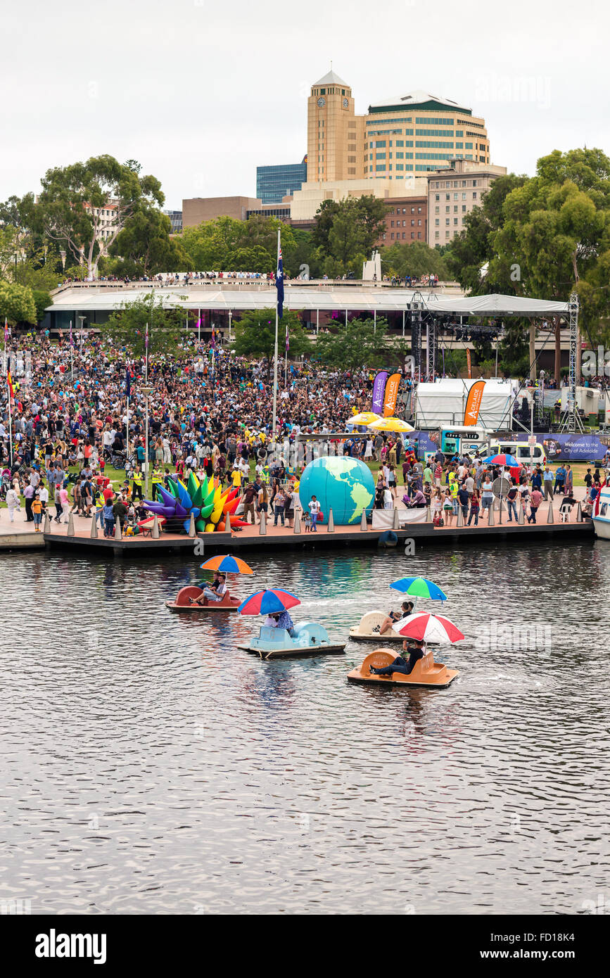 Adelaide, Australia - 26 Gennaio 2016: Australia Day celebrazione in Elder Park con un sacco di persone di diverse nazionalità. Foto Stock