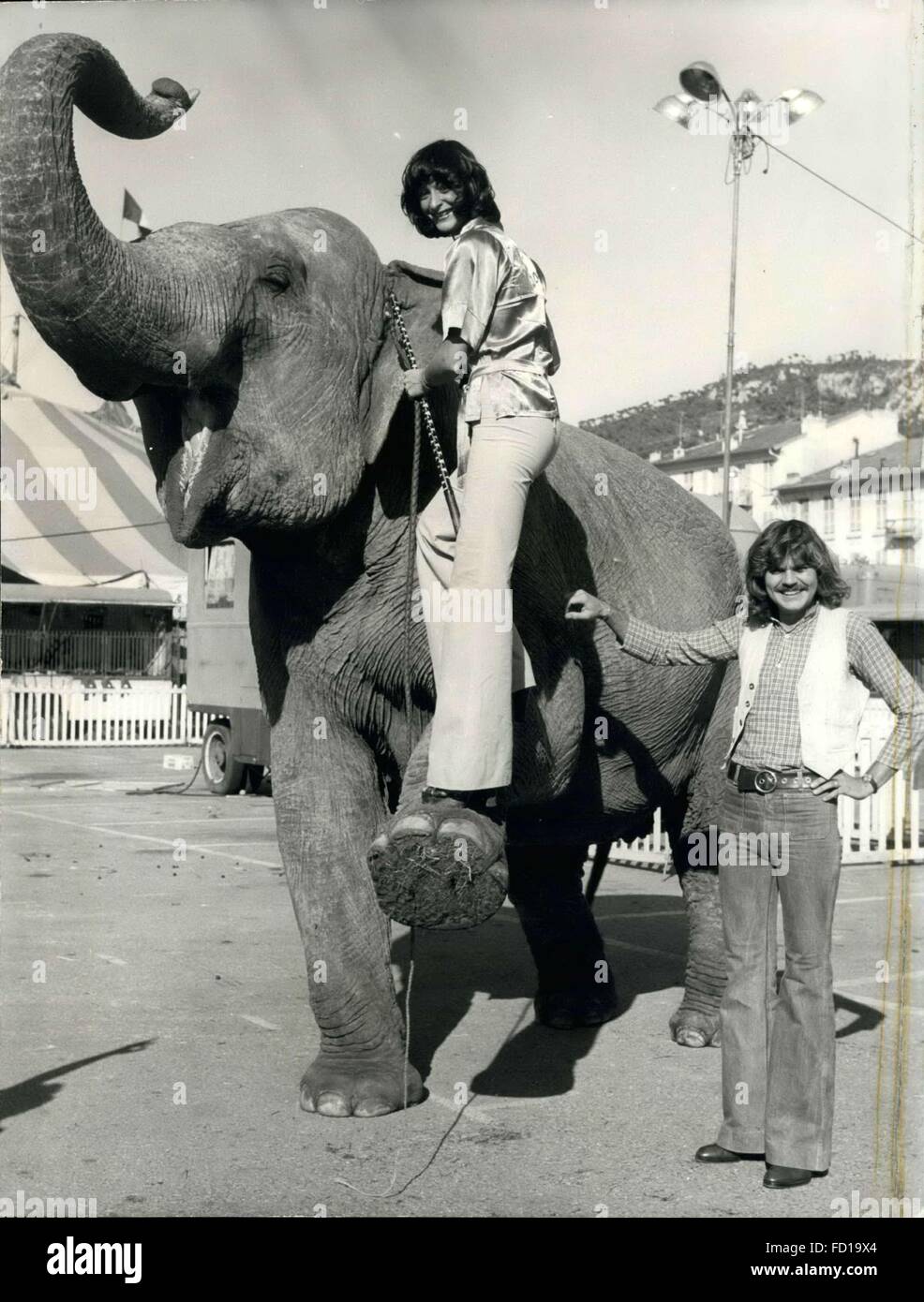 1968 - cantante francese team di Catherine Duquesne e Henry Evieux, i mandarini amicizie con un vecchio amico a Jean Richard Circus a Nizza. Duquesne era un ex acrobata e danzatrice con il circo ma aveva appositamente un debole per gli elefanti. © Keystone Pictures USA/ZUMAPRESS.com/Alamy Live News Foto Stock