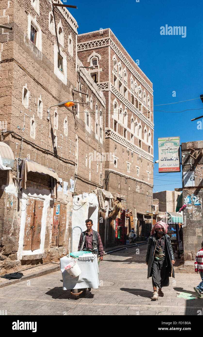 Strada di sanaa città vecchia in Yemen Foto Stock