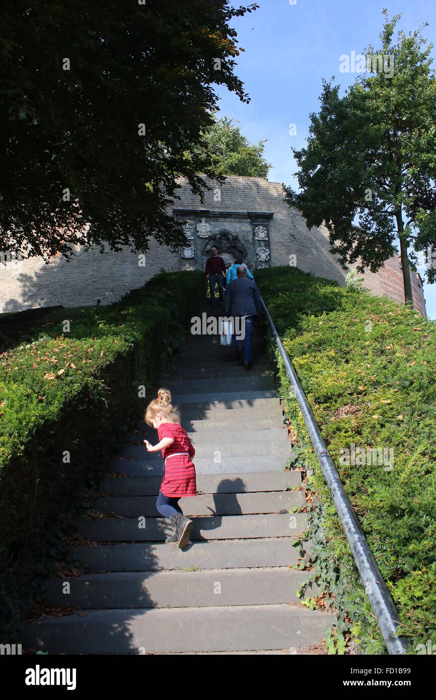 Ragazza che gioca sulla scalinata che conduce fino a Burcht Hill, un medievale xi secolo roccaforte nel centro medievale di Leiden, Paesi Bassi Foto Stock