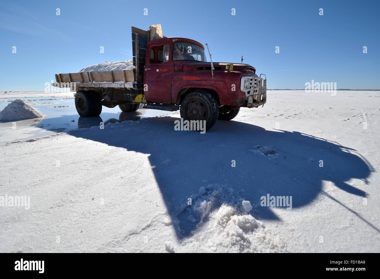 Vecchio carrello utilizzato per il trasporto del sale, saline, Salar de Uyuni, altiplano, Bolivia Foto Stock