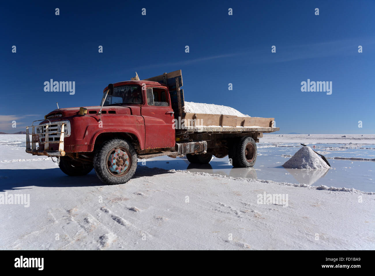 Vecchio carrello utilizzato per il trasporto del sale, saline, Salar de Uyuni, altiplano, Bolivia Foto Stock