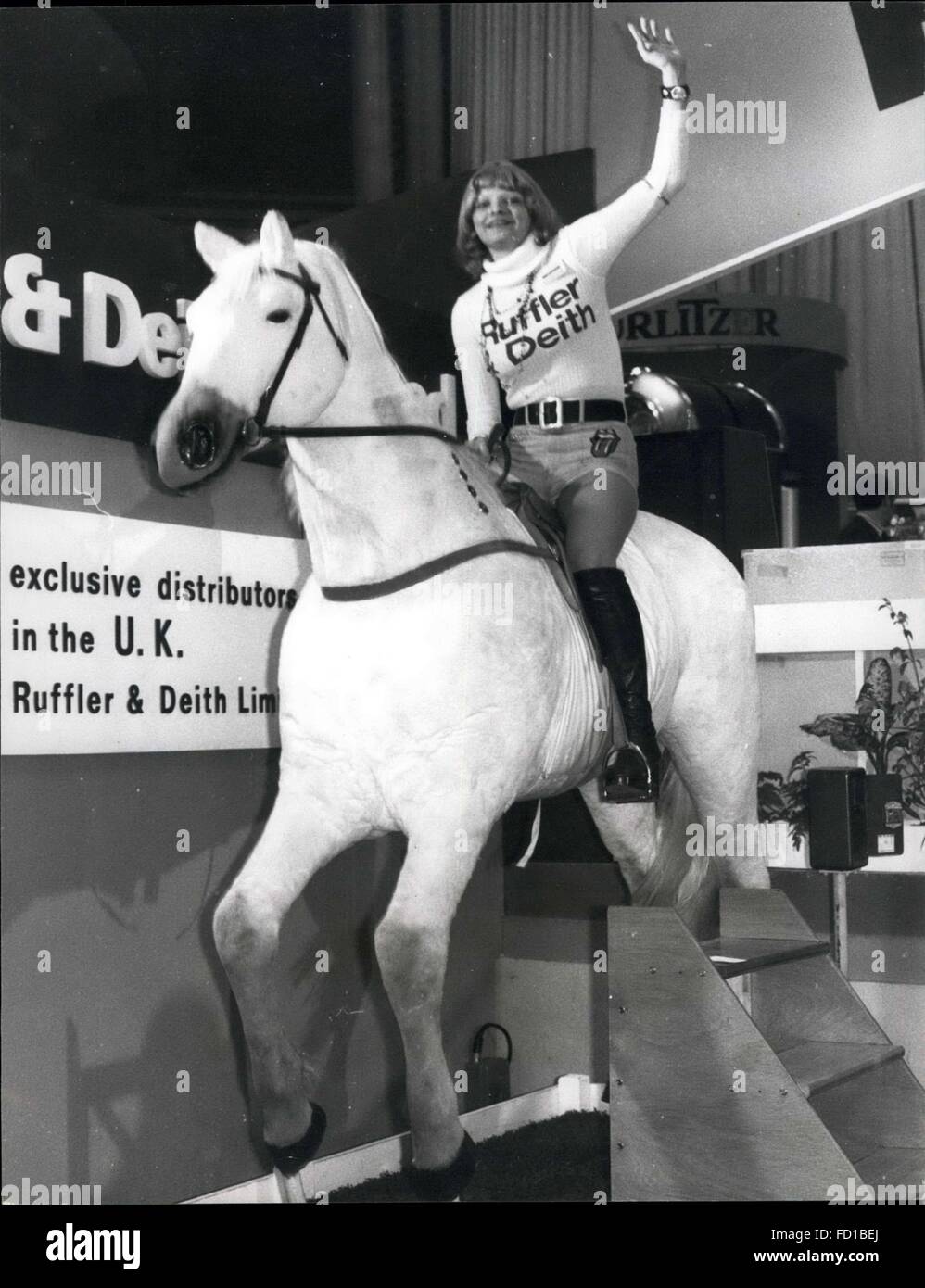 1976 - annuale Amusement Trades Exhibition: uno degli elementi interessanti in occasione dell'annuale Amusement Trades Exhibition che si terrà a Alexandra Palace di Londra, è il Destriero Super - Il mondo del primo meccanico equitazione simulater, che assomiglia a un cavallo, si sente come un cavallo e si comporta come un cavallo - ma non si muove mai dal posto. Essa può essere situata in interni o in esterni e opera al di fuori di un normale 250 volt di alimentazione di energia elettrica. La velocità può essere regolata da un lento canter al galoppo, e può essere una moneta o attivata manualmente per lunghezze predeterminate di tempo. Il prezzo è a 4.000. Mostra fotografica di 25-ye Foto Stock