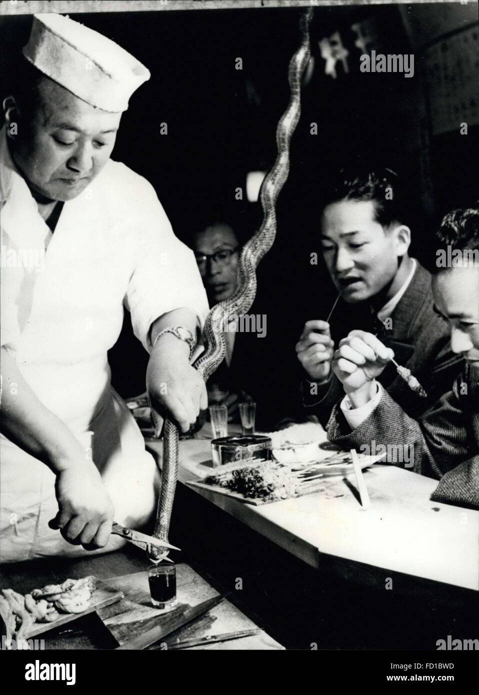 1956 - Come circa un riso gustoso pezzo di serpente? Mai mangiato serpente? L'idea nauseate? E andare a Tokyo dove un bel po' di grigliate di Snake è bloccato su come uno dei gourmet's piaceri. Pensiamo a mangiare snake è piuttosto orribile, ma giapponese, che mangiano e simili, dire ''orecchio di anguille e credo niente di esso, e l'anguilla è solo il serpente del mare''. Il ristorante Fukuchan a Tokyo serve solo serpenti, comprese le vipere, sommatori dal nord del Giappone. Serpenti il sangue è pieno di vitamine e ormoni e viene bevuto fresco dal serpente quando la testa è in interdizione. Un bel striped ''Aodaisho'' alla griglia Foto Stock