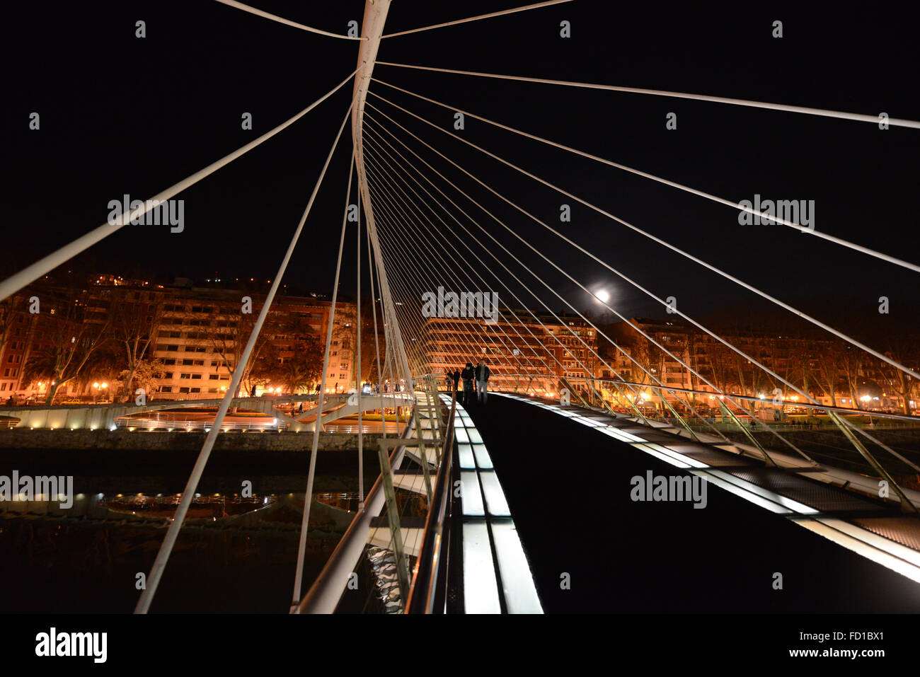 Il bellissimo ponte Zubizuri di notte. Foto Stock