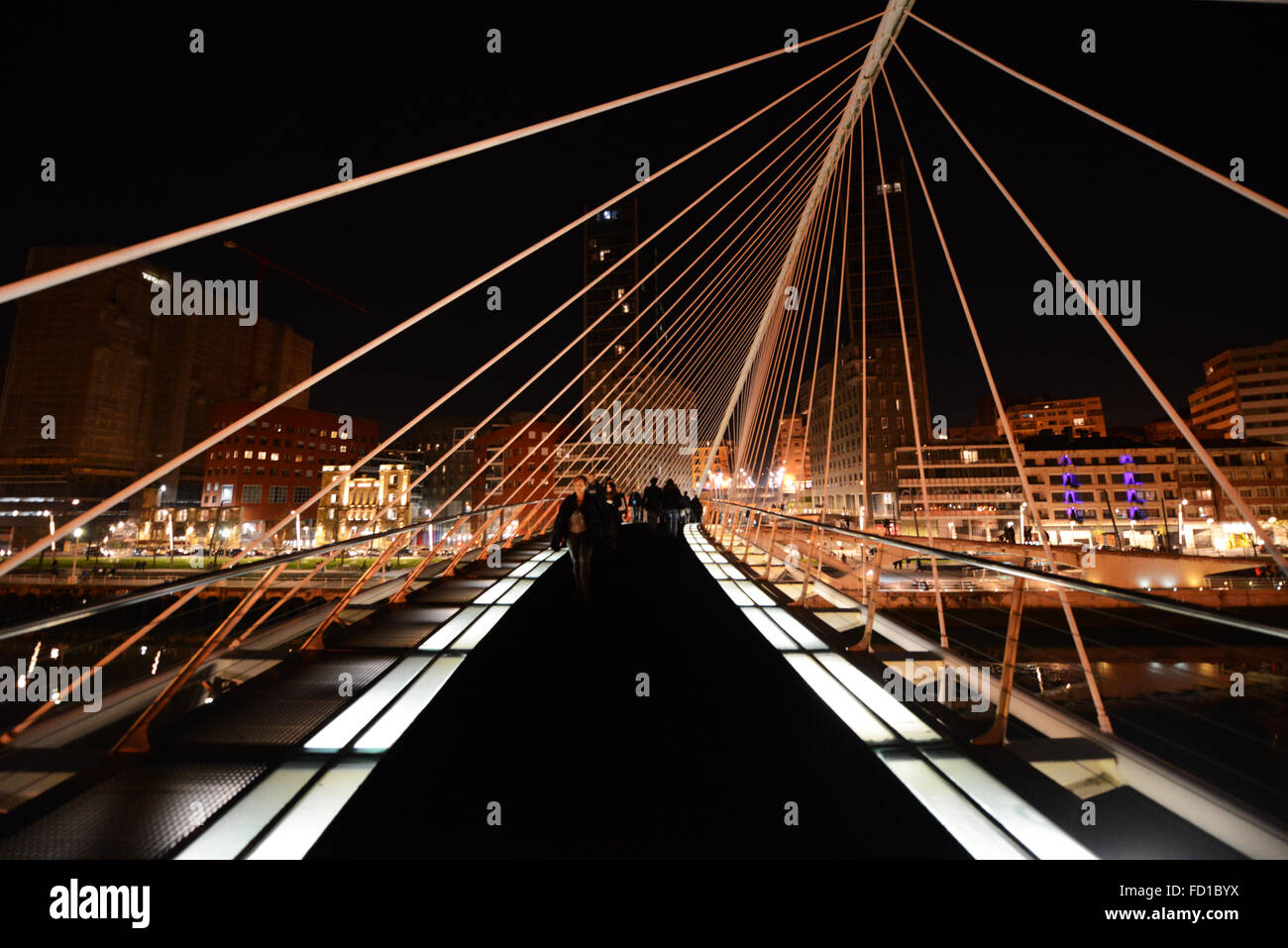 Il bellissimo ponte Zubizuri di notte. Foto Stock