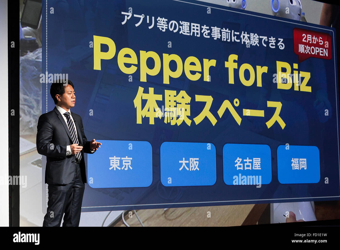 Tokyo, Giappone. Il 27 gennaio, 2016. Tomizawa Fumihide, chief executive officer di SoftBank Robotics, parla nel corso di una conferenza stampa . Tomizawa ha annunciato piani per aprire un nuovo app store dove i clienti possono scaricare il robot Pepe applicazioni che ti permettono di fare lavori specifici. Dal 22 Febbraio oltre 500 società in cui il robot è già al lavoro sarà in grado di scaricare il pepe applicazioni utili per il loro business. Credito: Aflo Co. Ltd./Alamy Live News Foto Stock