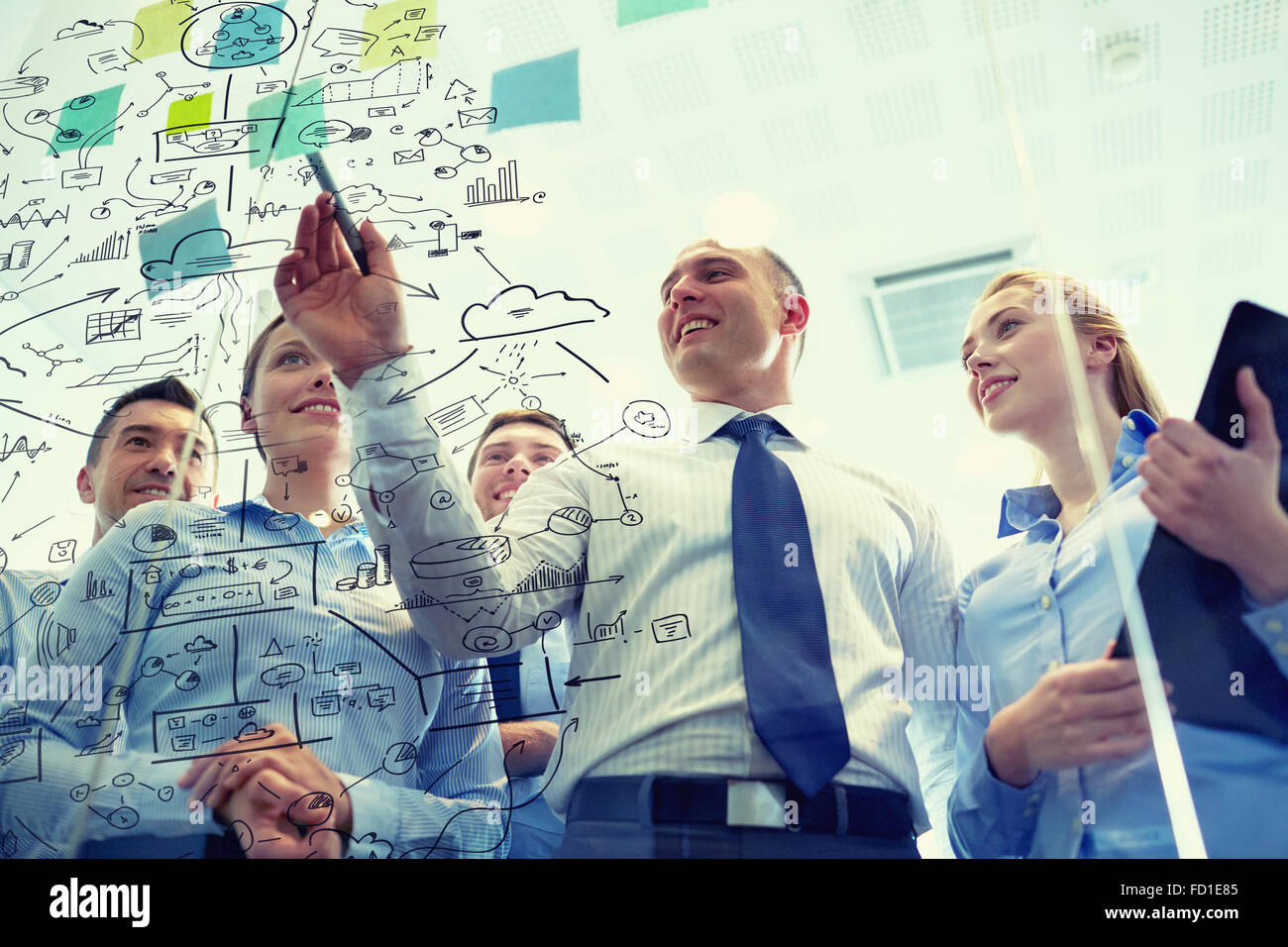 Sorridente la gente di affari con un pennarello e adesivi Foto Stock